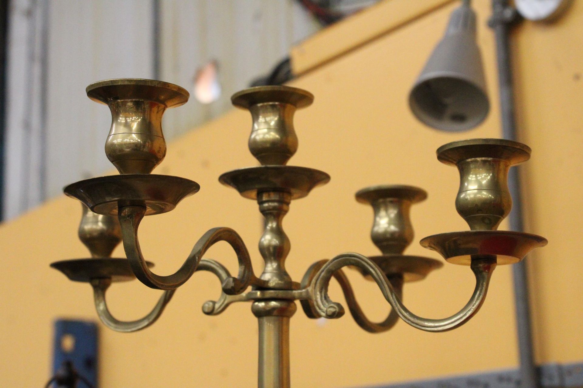 A LARGE SOLID BRASS CANDELABRA - APPROXIMATELY 48CM - Image 3 of 5