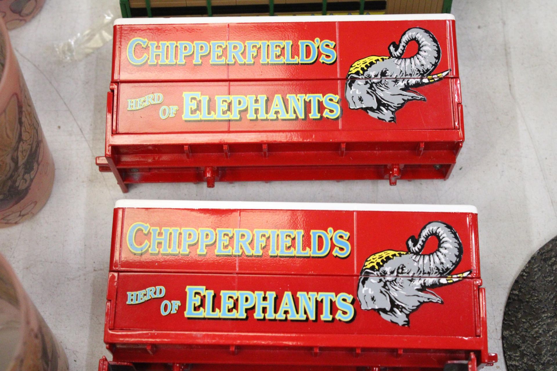 FOUR TOY METAL BILLY SMARTS AND CHIPPERFIELDS CIRCUS CONTAINERS - Bild 4 aus 5