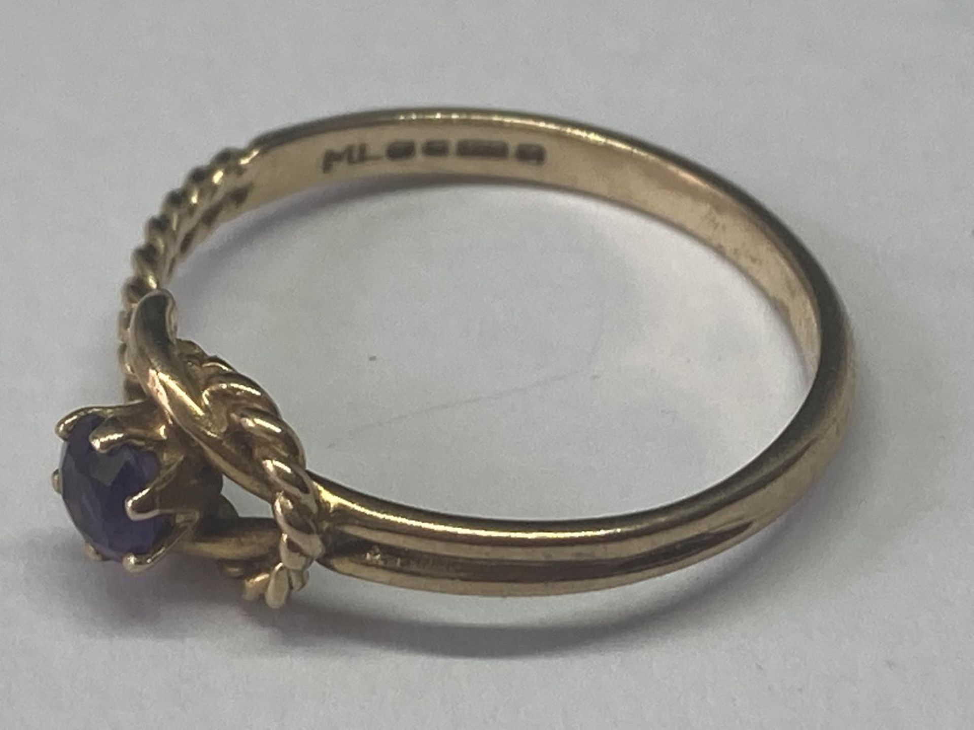 A 9 CARAT GOLD RING WITH AMETHYST STONE SIZE O/P - Image 3 of 6