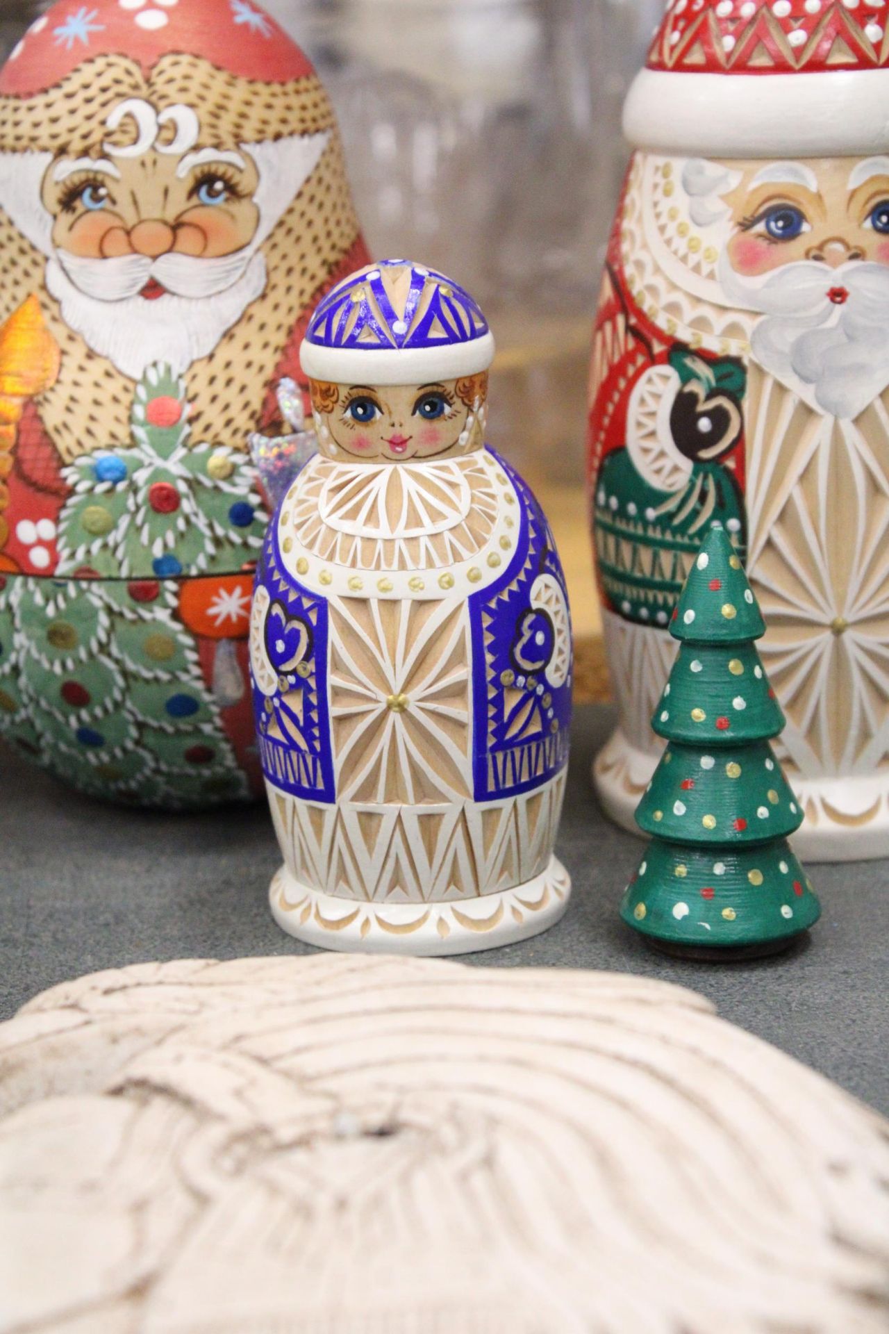 FOUR HANDPAINTED RUSSIAN DOLLS AND A CHRISTMAS TREE ORNAMENT - Bild 2 aus 5