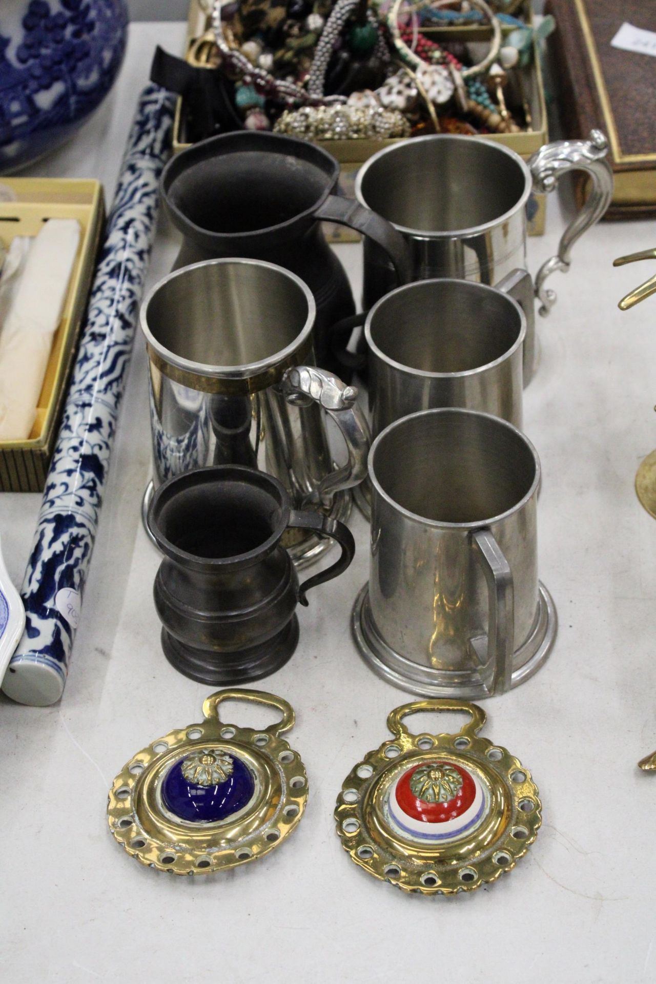 A QUANTITY OF SIX TANKERS TO INCLUDE A FURTHER TWO BRASS AND CERAMIC HORSE BRASSES