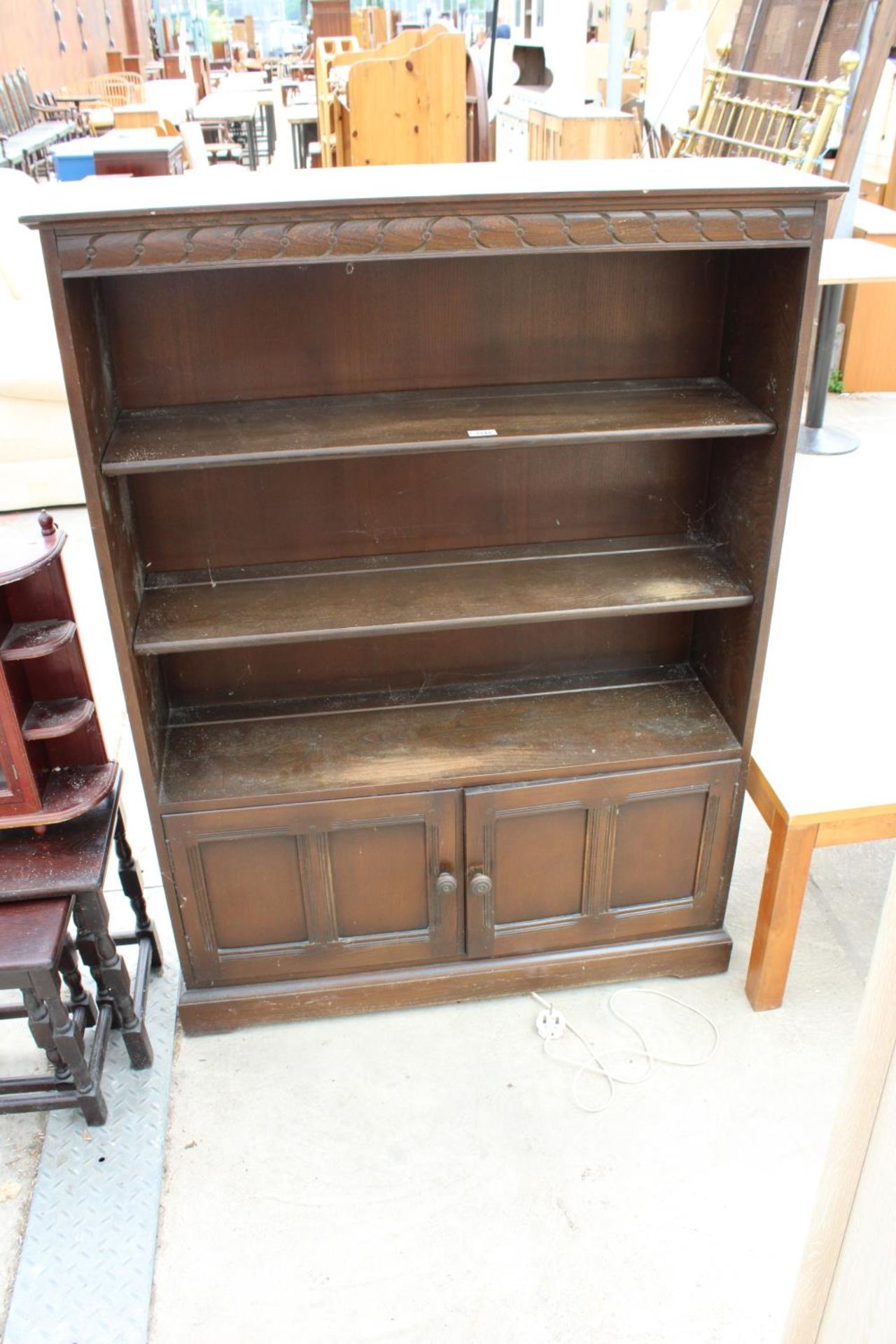 AN ELM ERCOL STYLE OPEN BOOKCASE WITH CUPBOARDS TO BASE - 40" WIDE