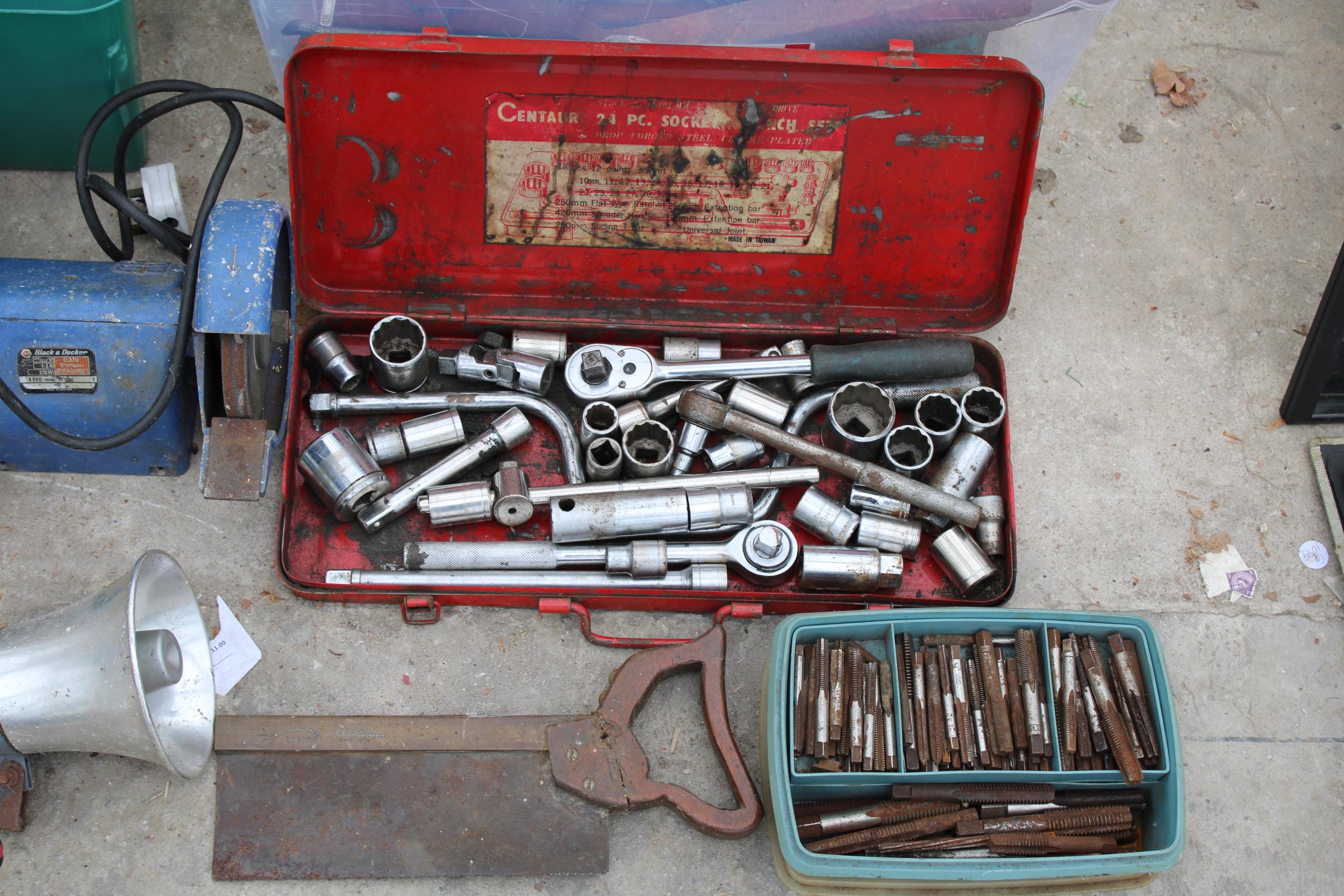 AN ASSORTMENT OF TOOLS TO INCLUDE A BENCH GRINDER, A JIGSAW, SOCKET SET AND WOOD PLANES ETC - Bild 5 aus 5