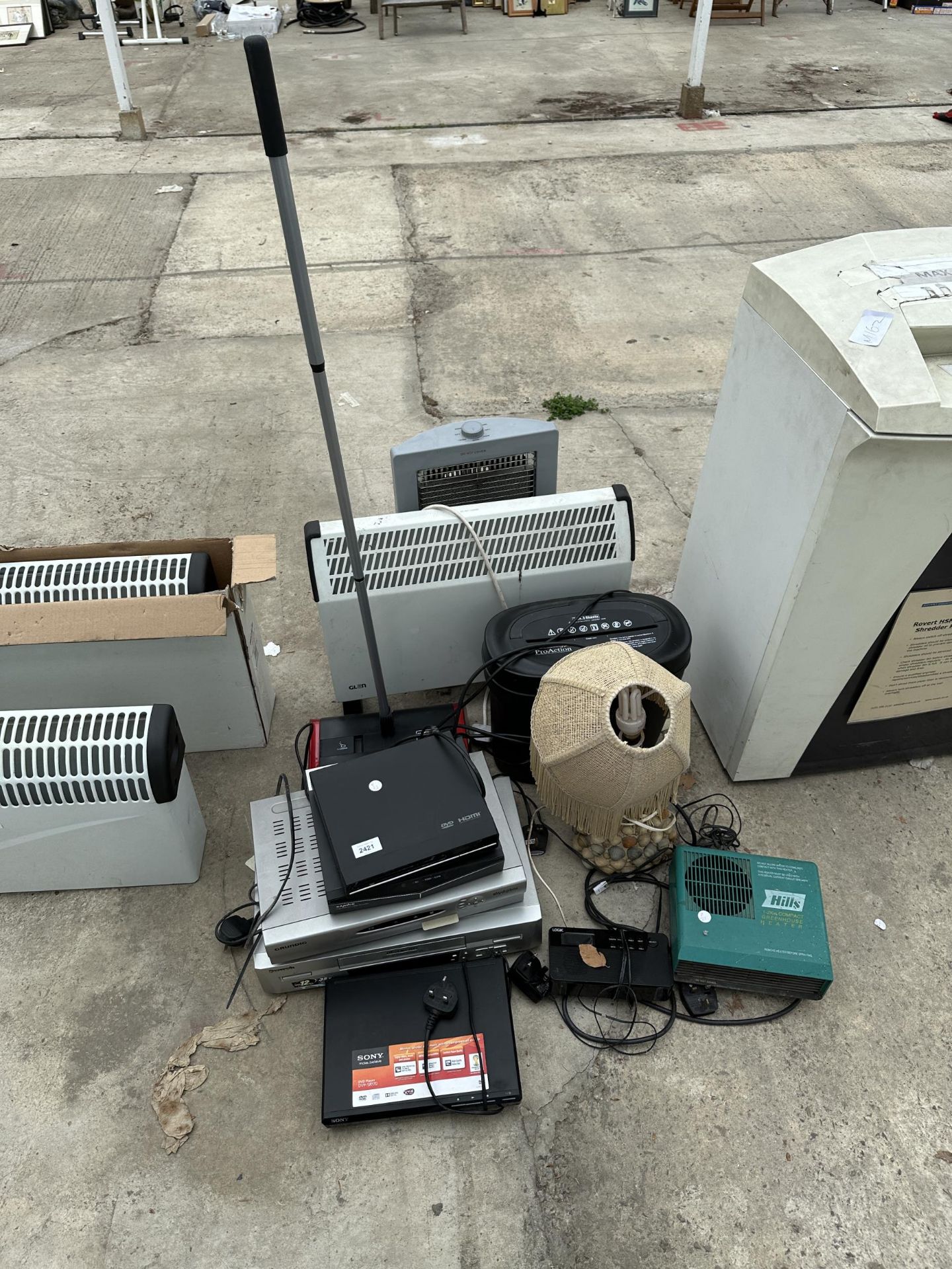 A LARGE ASSORTMENT OF ITEMS TO INCLUDE HEATERS, A LAMP AND DVD AND VHS PLAYERS ETC