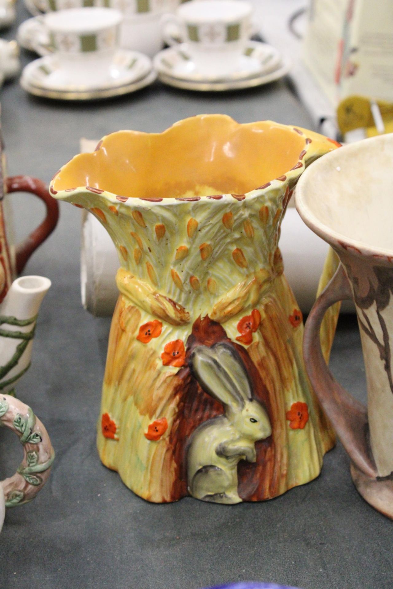 A MIXED LOT OF FIVE CERAMICS TO INCLUDE A VINTAGE BURLEIGH WARE RABBIT JUG, A CHAMELEON WARE VASE - Image 4 of 5