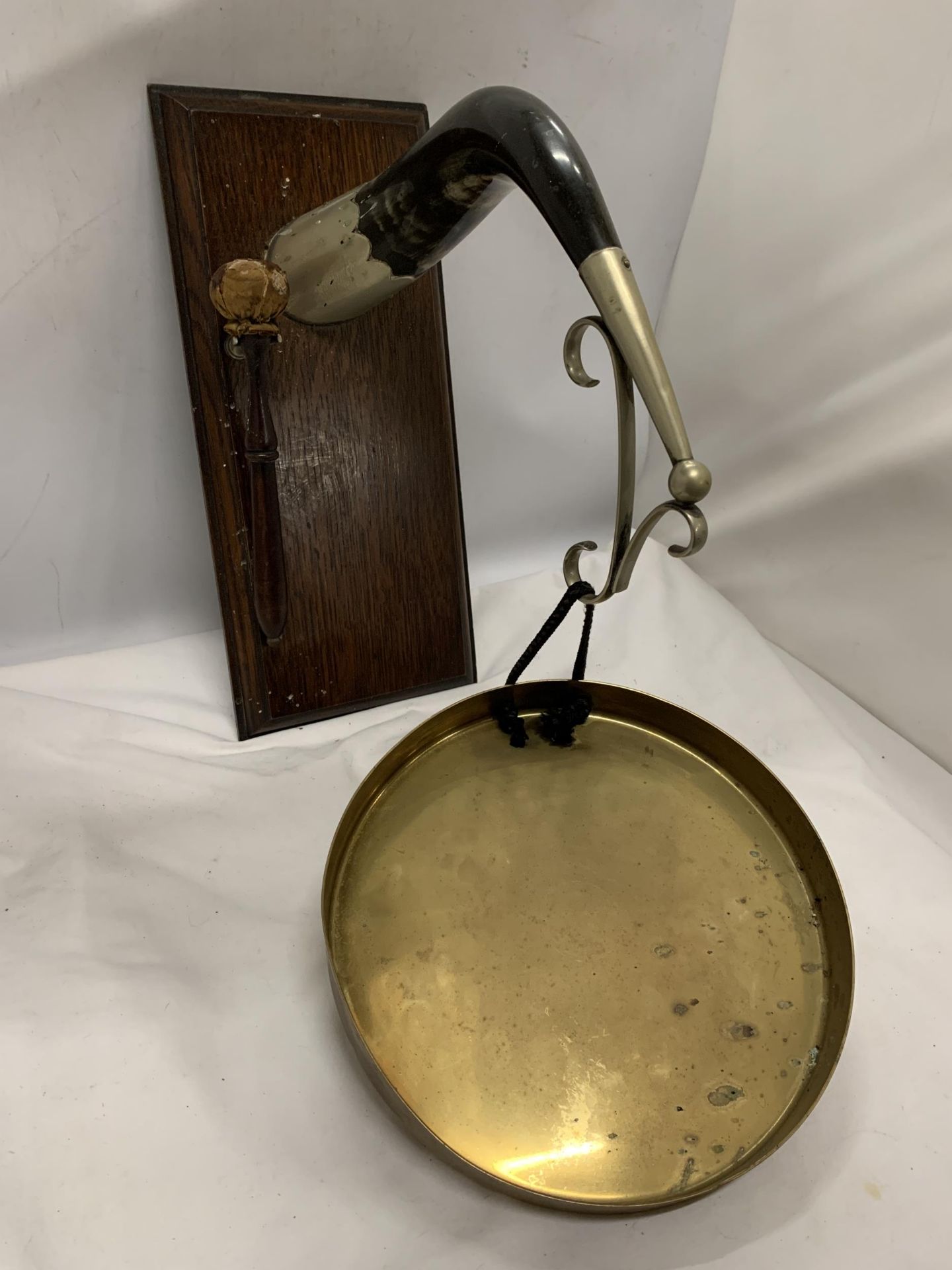 A VINTAGE BRASS AND HORN HANGING STAND ON WOODEN PLINTH TOGETHER WITH A BRASS GONG - Image 2 of 4
