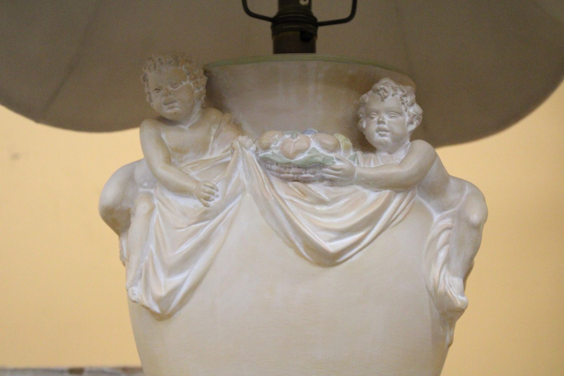 A VINTAGE LAMP FEATURING TWO CHERUBS HOLDING FRUIT - APPROXMATELY 78CM INCLUDING SHADE - Bild 2 aus 6