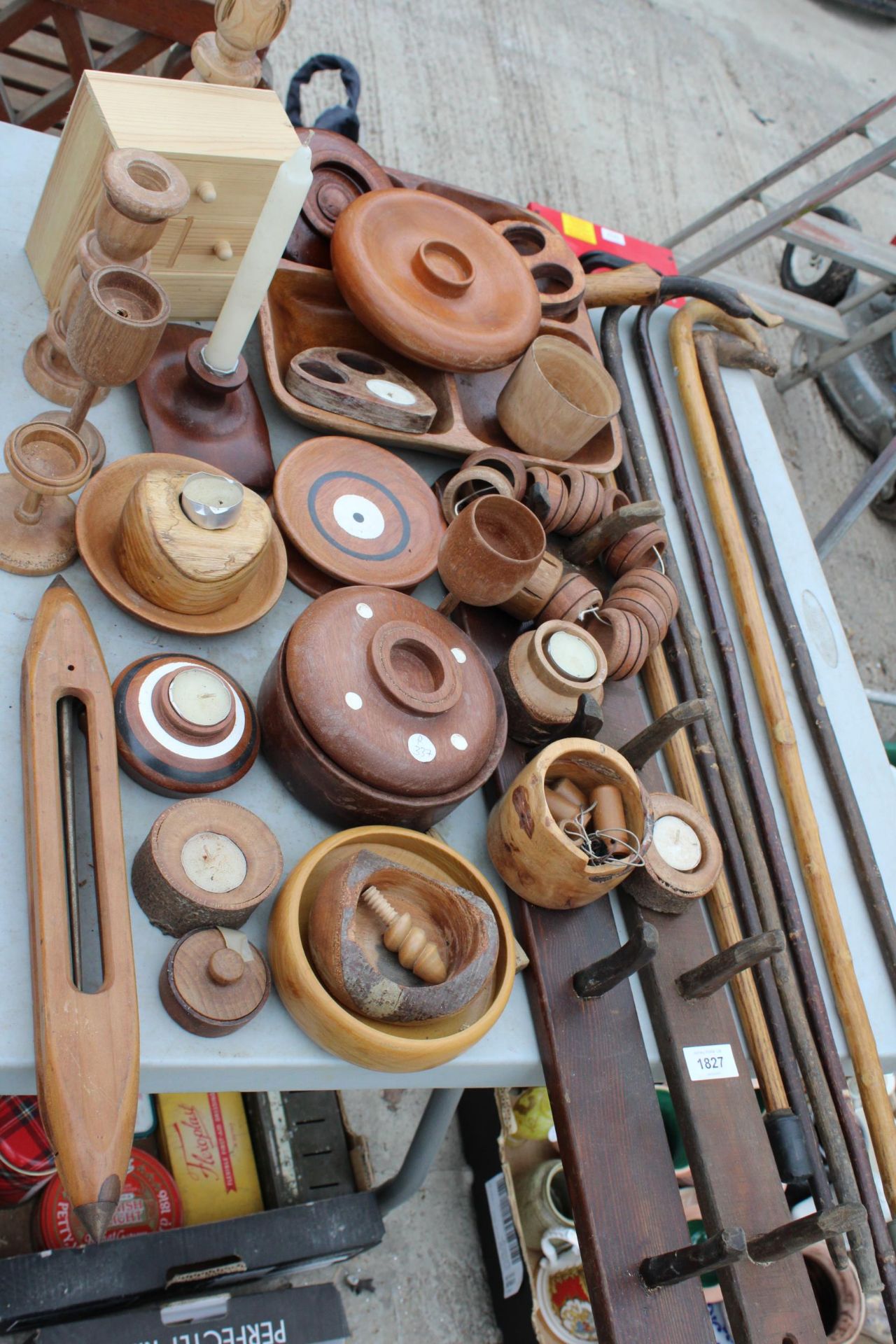AN ASSORTMENT OF TREEN ITEMS TO INCLUDE WALKING STICKS, NAPKIN RINGS AND CANDLESTICKS ETC - Image 3 of 3