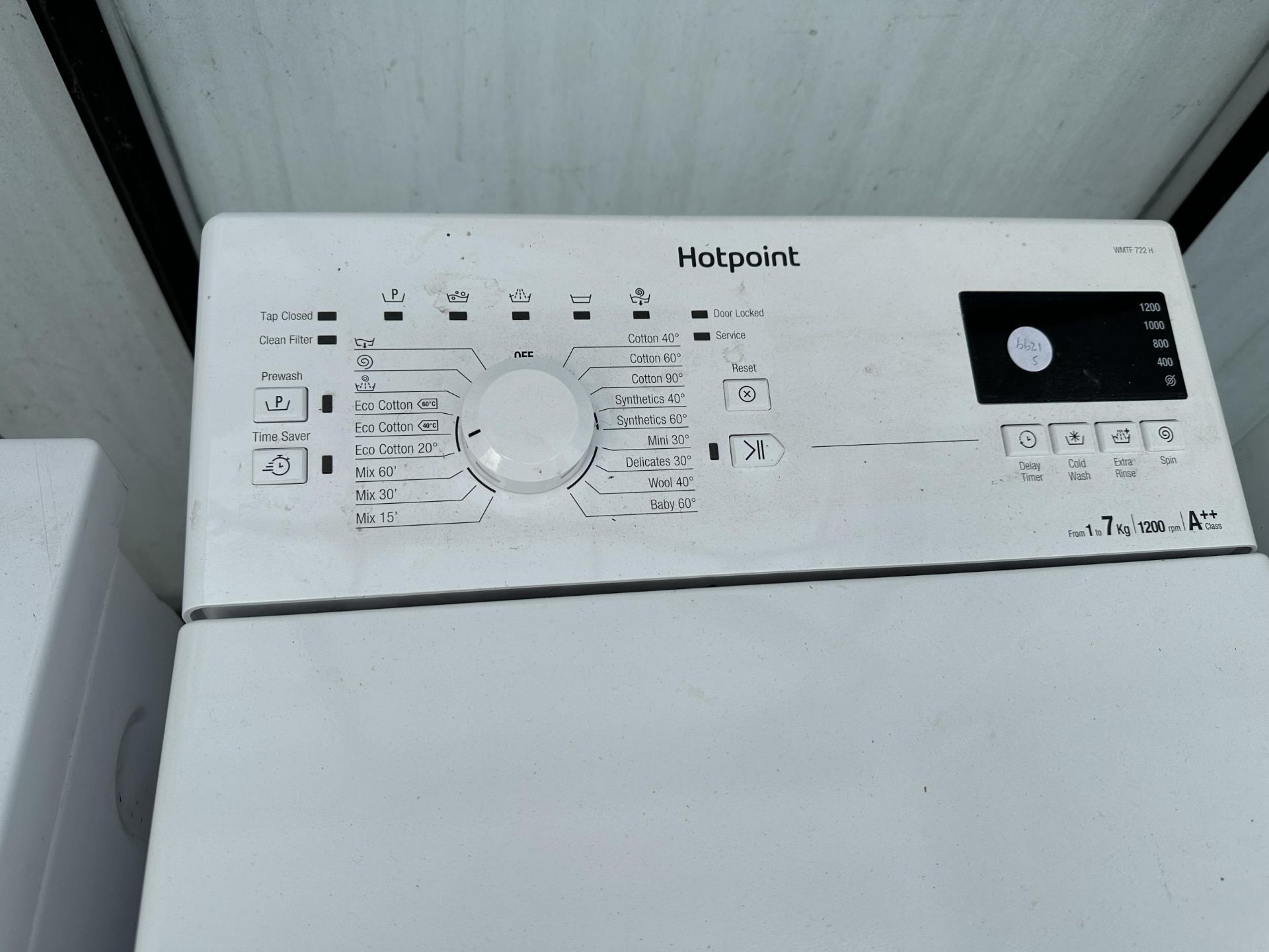 A WHITE HOTPOINT SLIMLINE 7KG WASHING MACHINE - Image 2 of 3