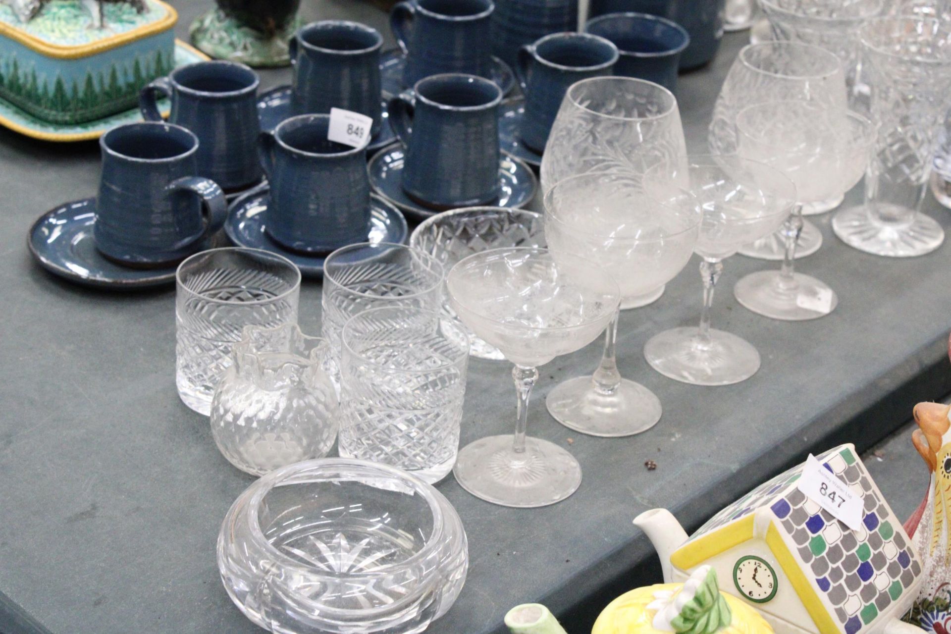 A QUANTITY OF GLASSWARE TO INCLUDE JUGS, VASES, BRANDY BALLOONS, TUMBLERS, ETC - Image 2 of 6