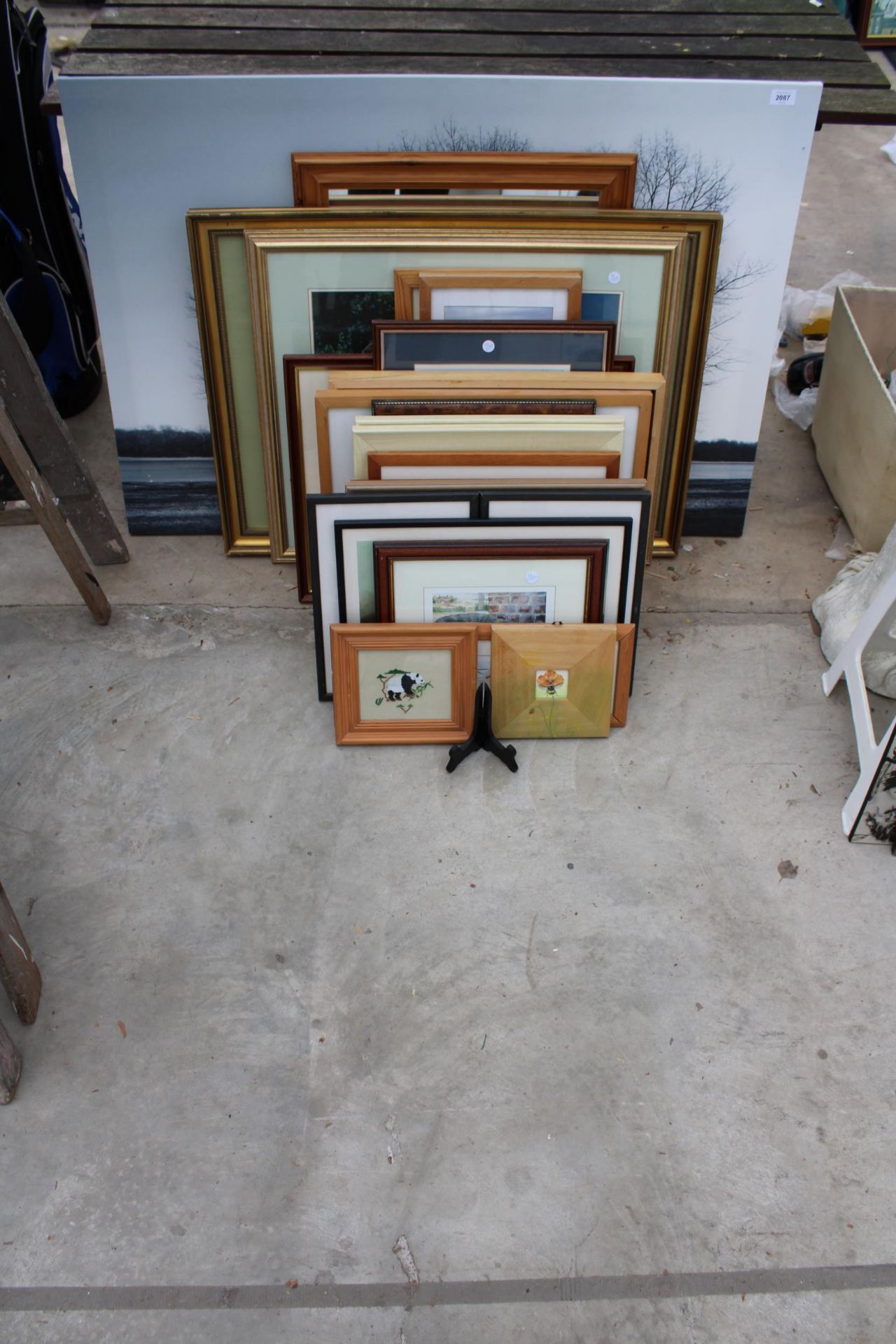 A LARGE ASSORTMENT OF VARIOUS FRAMED PRINTS AND PICTURES