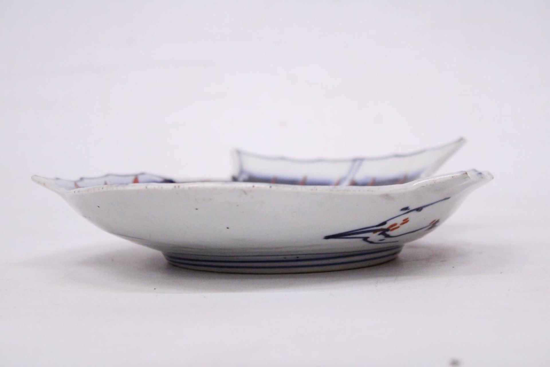 AN IMARI PORCELAIN FISH PLATE - Image 4 of 6