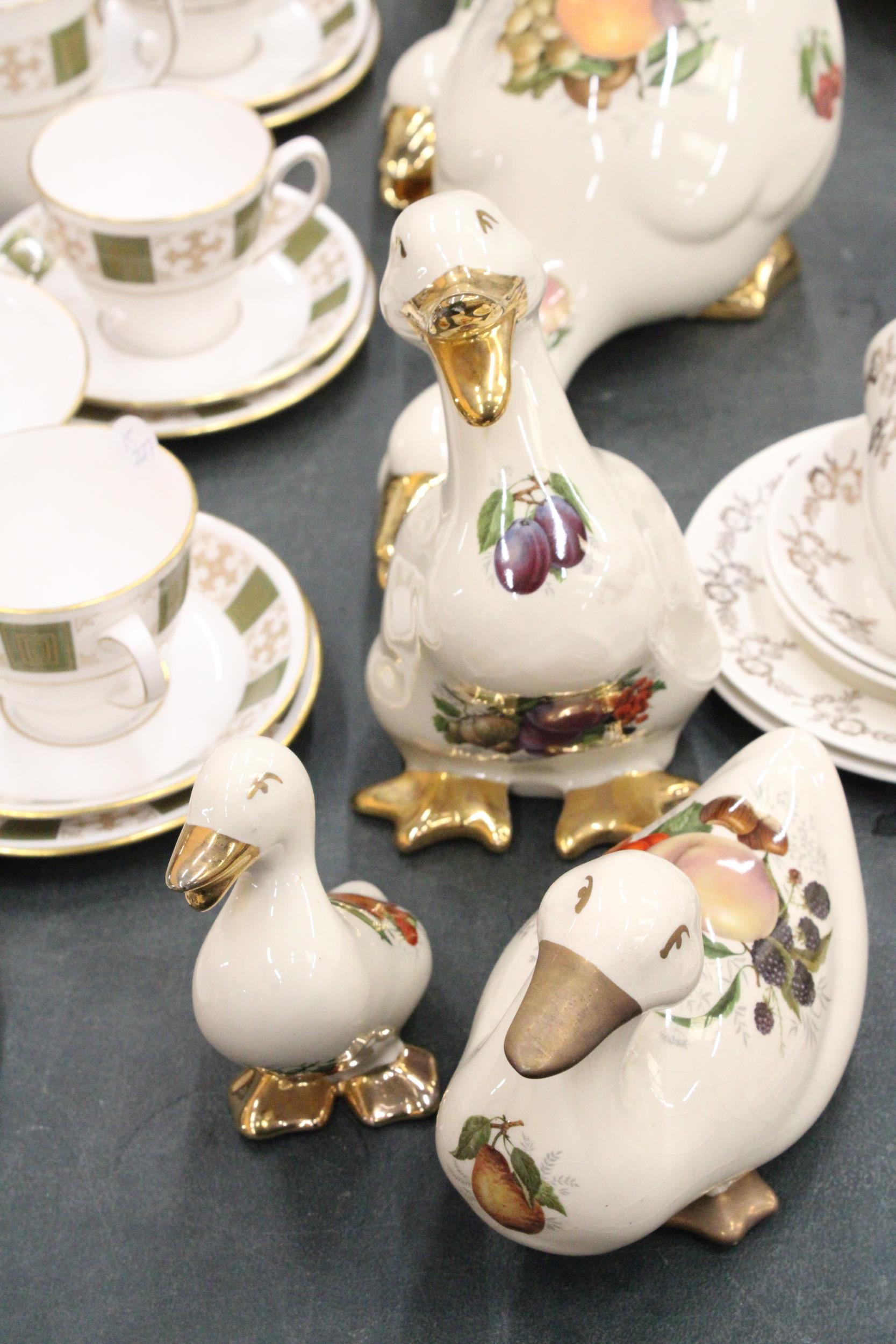 FIVE STAFFORDSHIRE CERAMIC 'FRUIT' DUCKS IN VARYING SIZES - Image 2 of 5