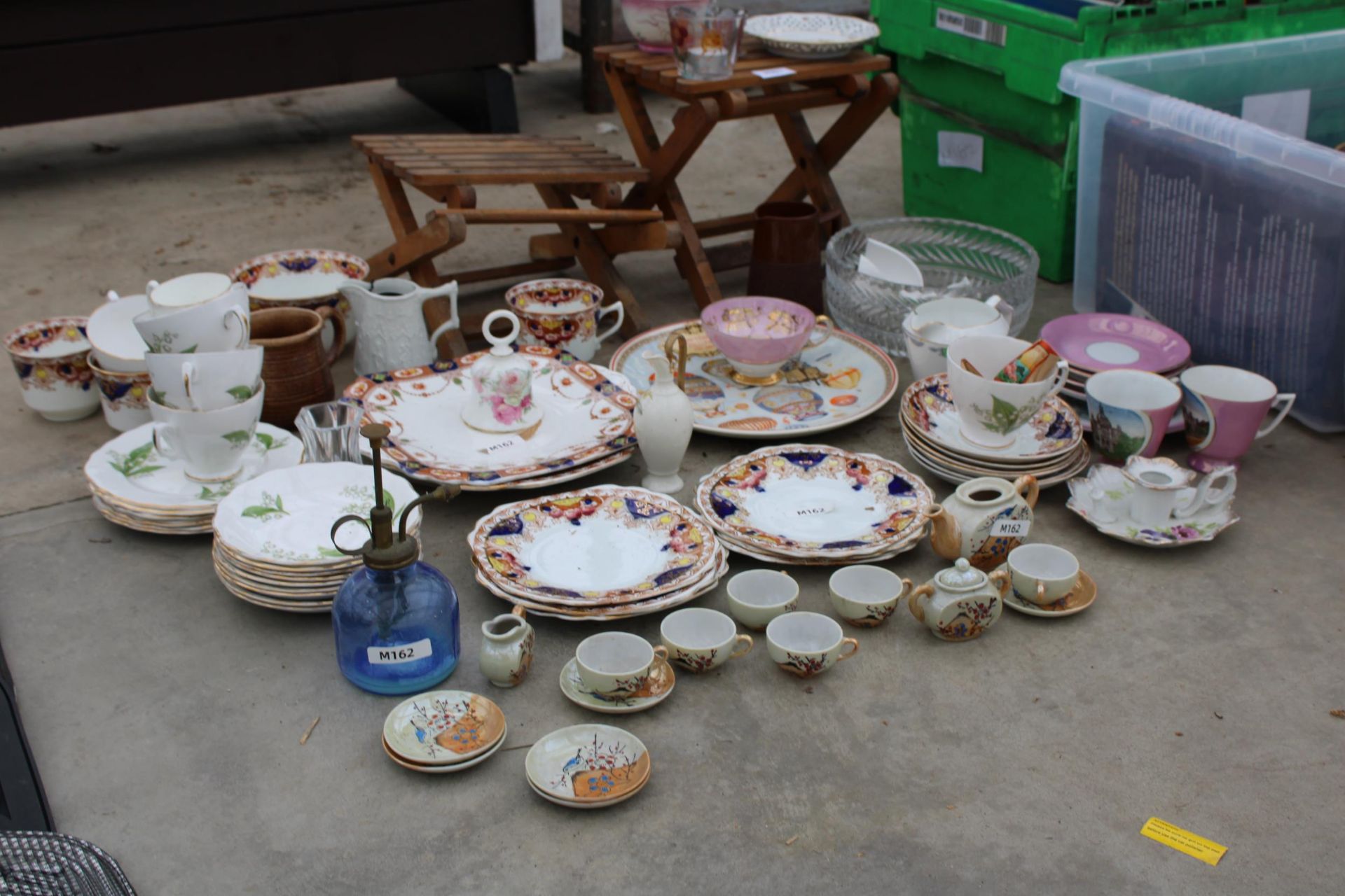 AN ASSORTMENT OF ITEMNS TO INCLUDE CERAMICS AND GLASS WARE ETC - Image 2 of 4