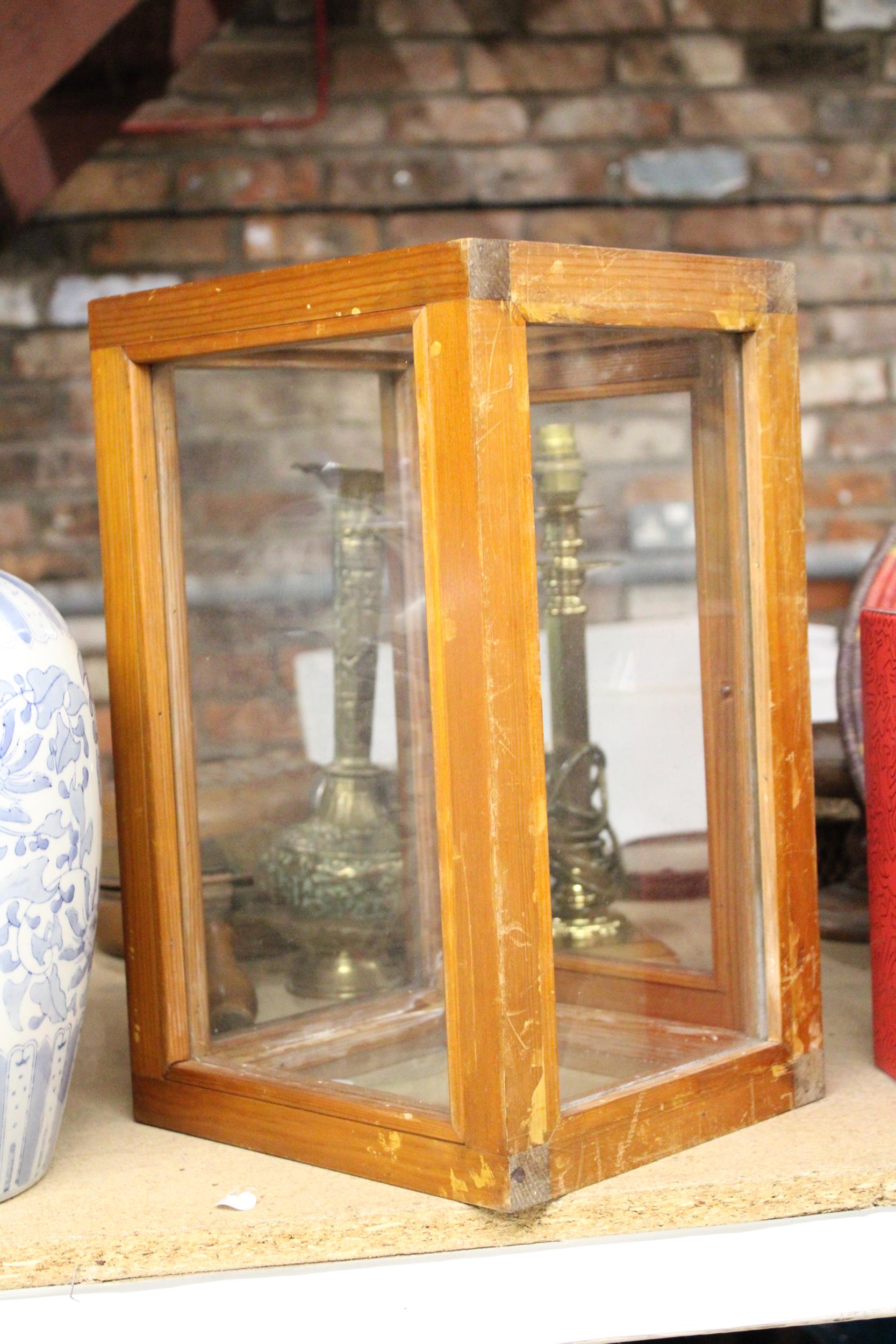 A VINTAGE WOOD AND GLASS DISPLAY CABINET - Image 3 of 5