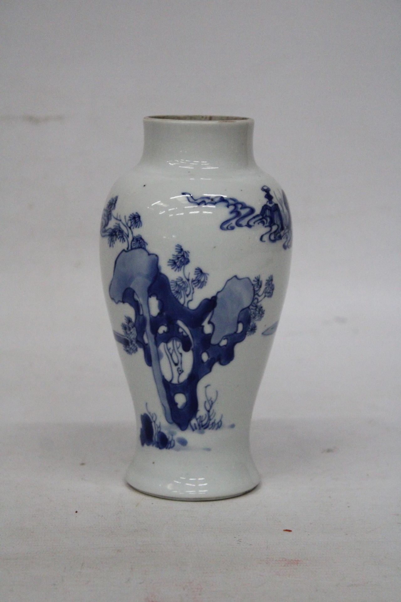 A CHINESE KANGXI PERIOD (1661 - 1722) BLUE AND WHITE PORCELAIN VASE HEIGHT 19CM - Image 2 of 7