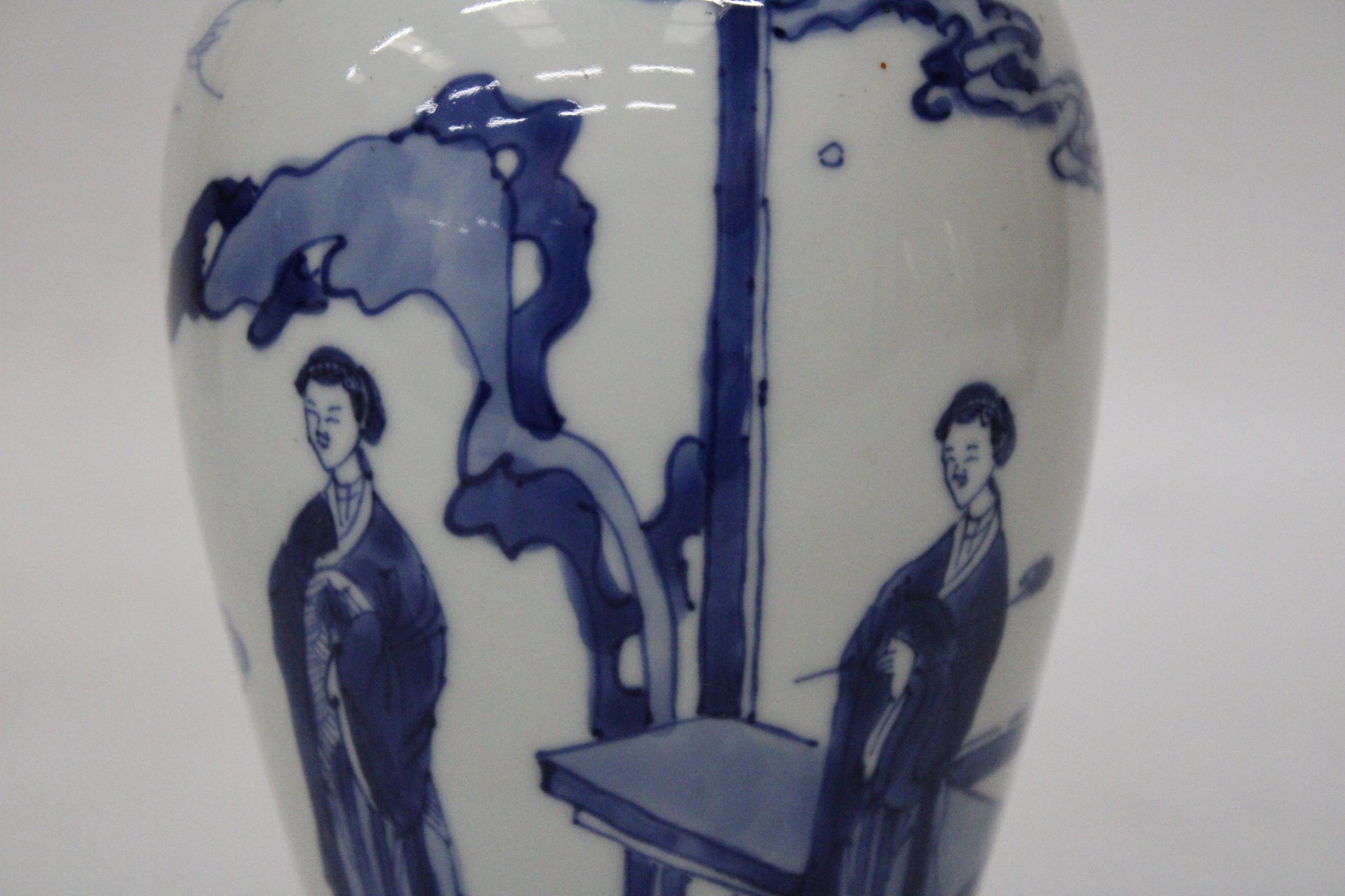 A CHINESE KANGXI PERIOD (1661 - 1722) BLUE AND WHITE PORCELAIN VASE HEIGHT 19CM - Image 6 of 7