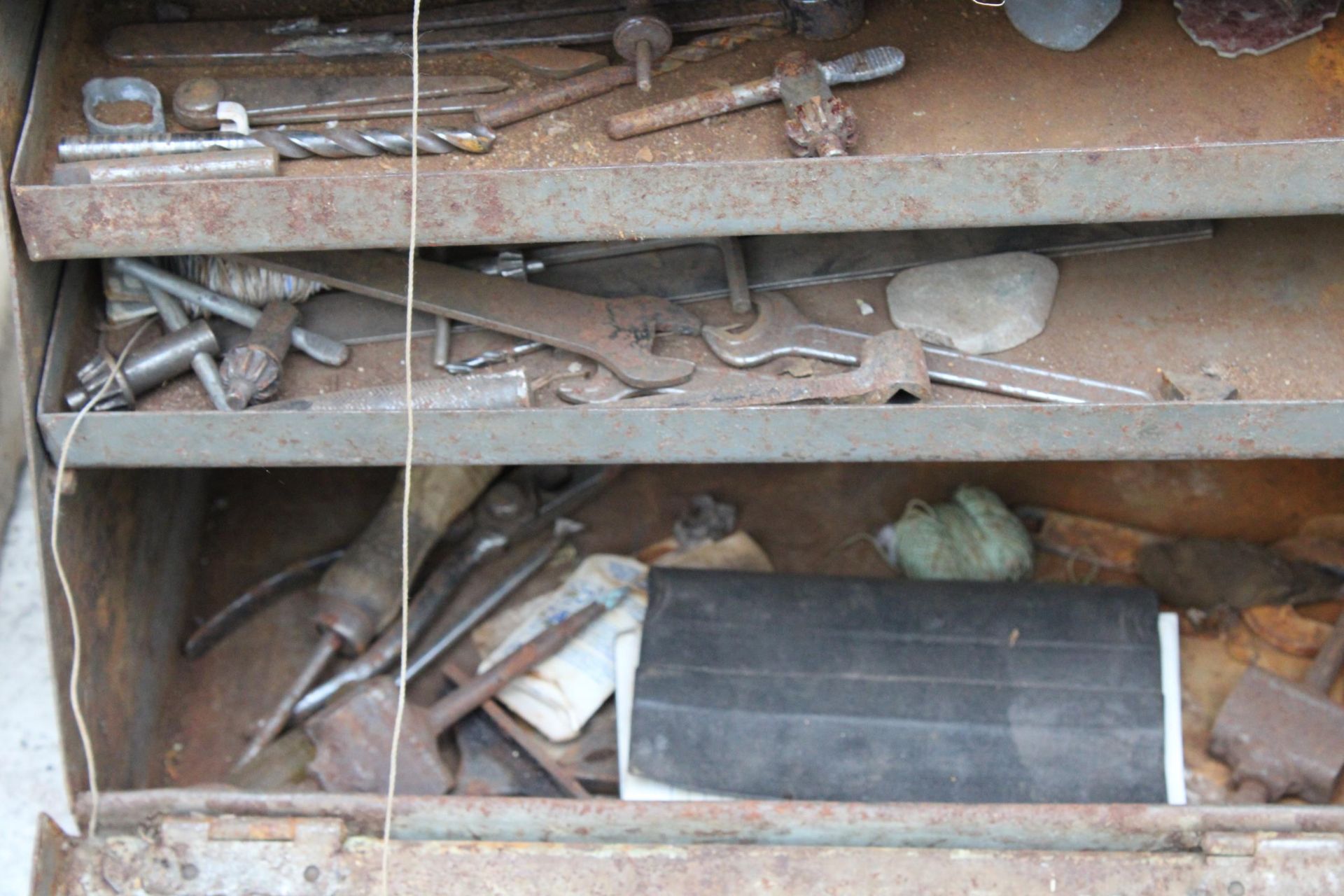 A METAL TOOL BOX WITH AN ASSORTMENT OF TOOLS TO INCLUDE DRILL BITS AND CHUCK KEYS ETC - Image 2 of 2