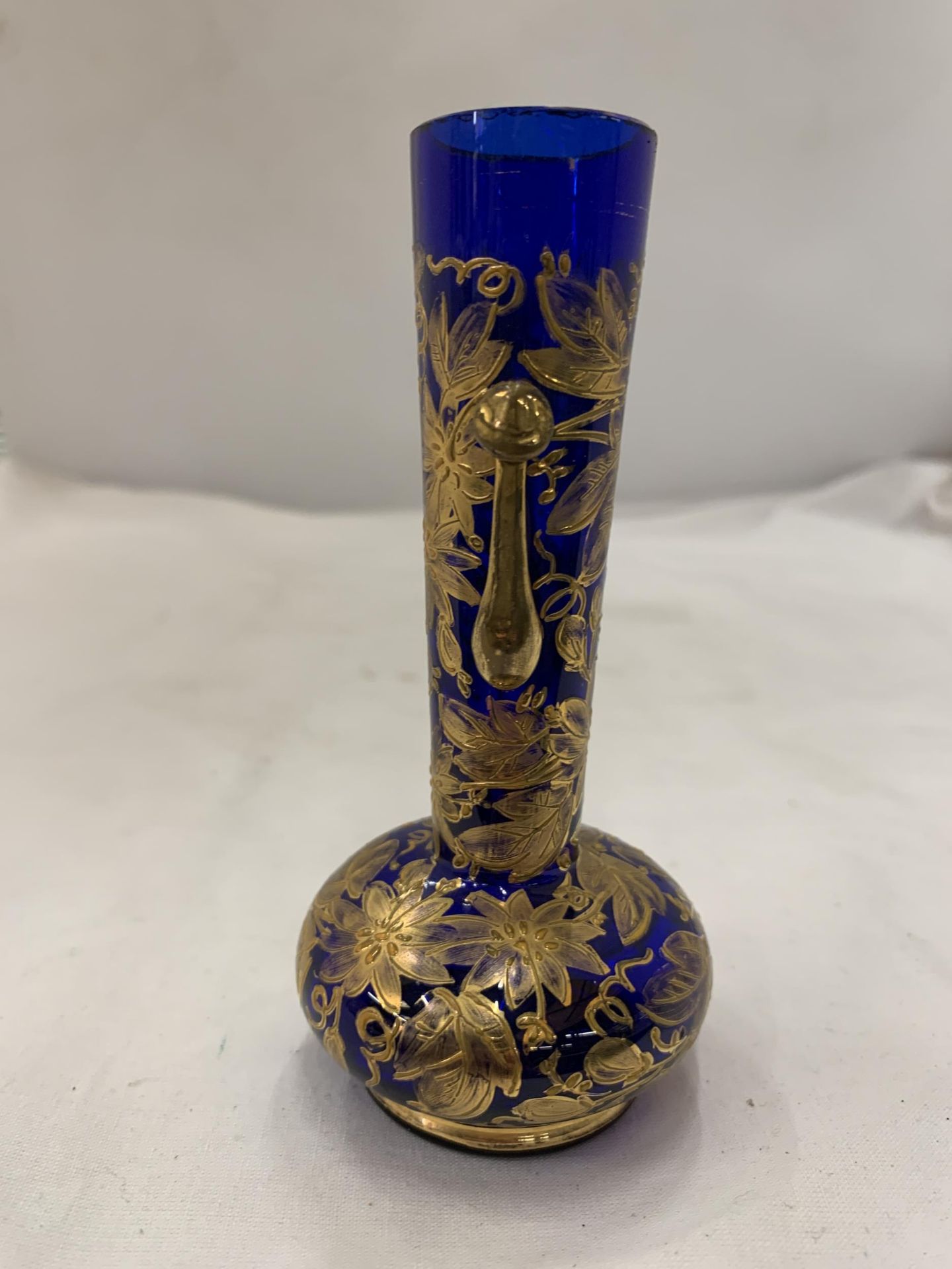 A STOURBRIDGE, BLUE GILT GLASS VASE, HEIGHT 12CM - Image 5 of 7