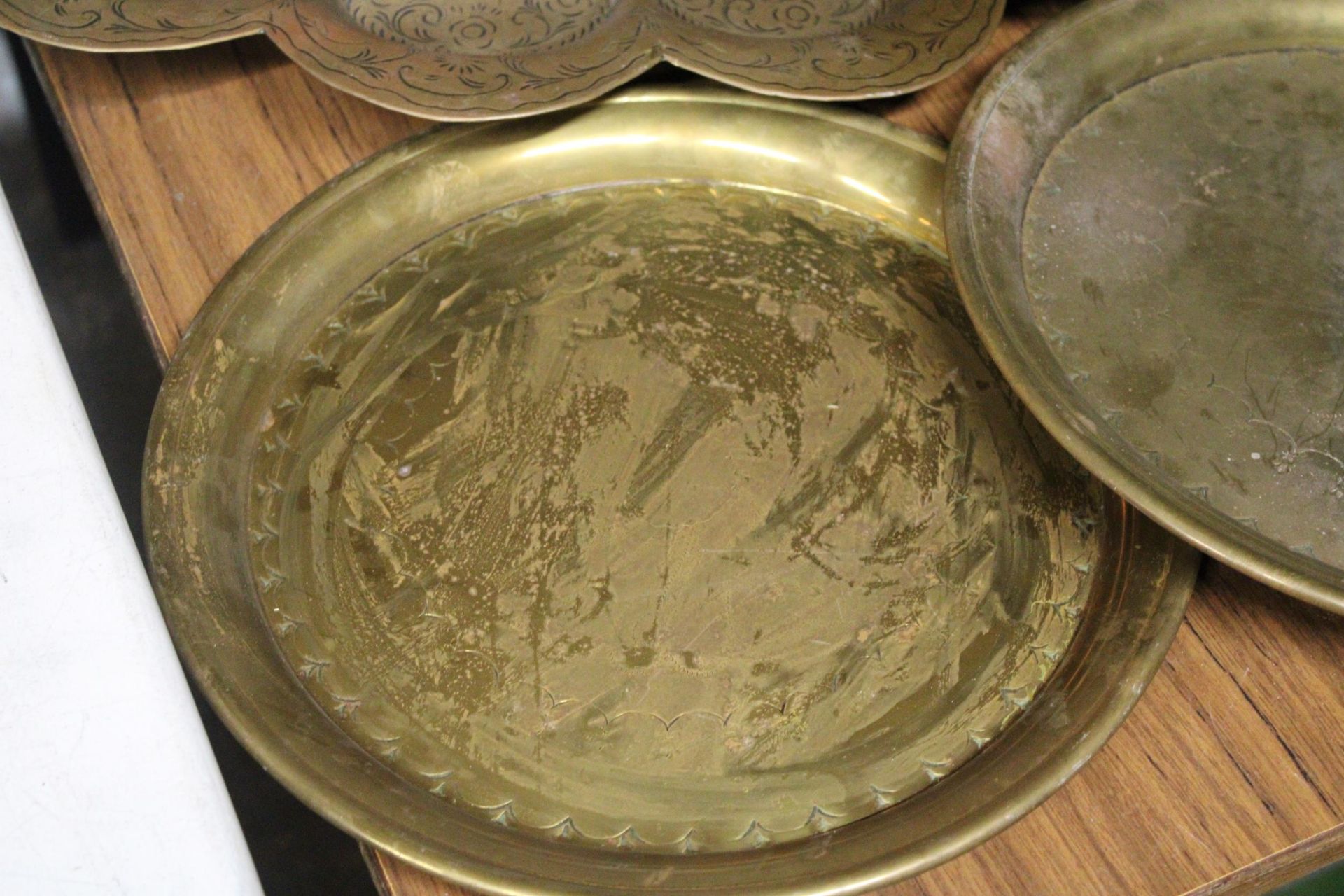 A DECORATIVE CHARGER INDIAN BRASS CHARGER TOGETHER WITH TWO ROUND BRASS TRAYS - Image 3 of 8
