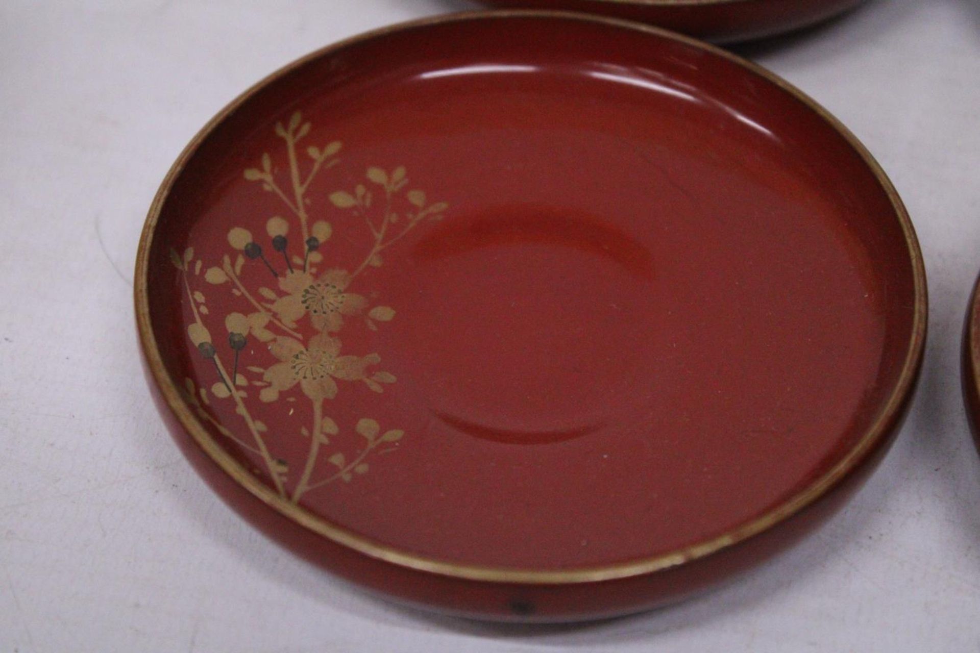 A VINTAGE SET OF CHINESE GILT AND RED LACQUERED DESIGN TEA CUPS AND SAUCERS - Image 5 of 6