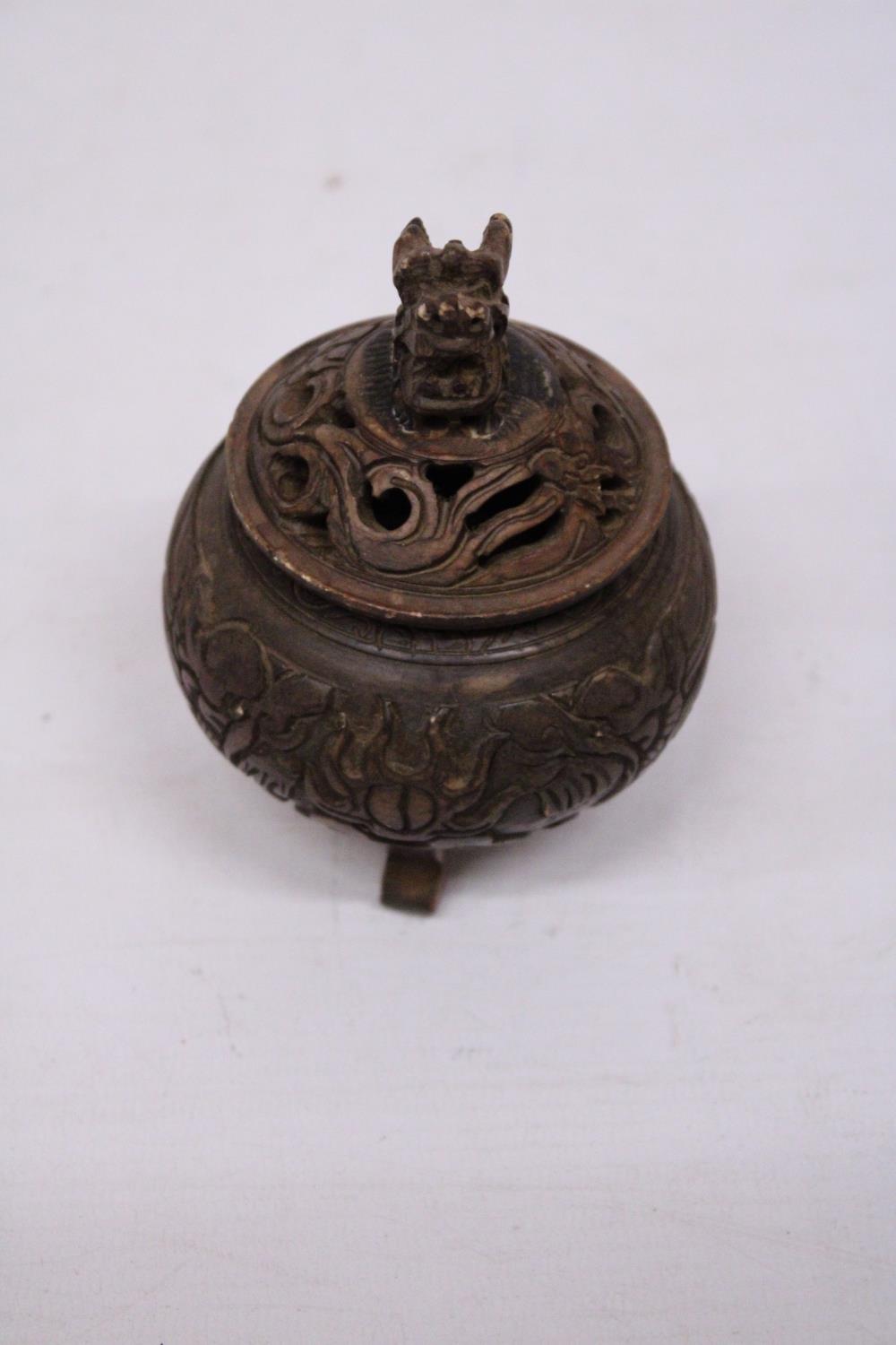 A METAL (POSSIBLY BRONZE) TRIPOD INCENSE HOLDER WITH FOO DOG FINIAL - Image 6 of 9