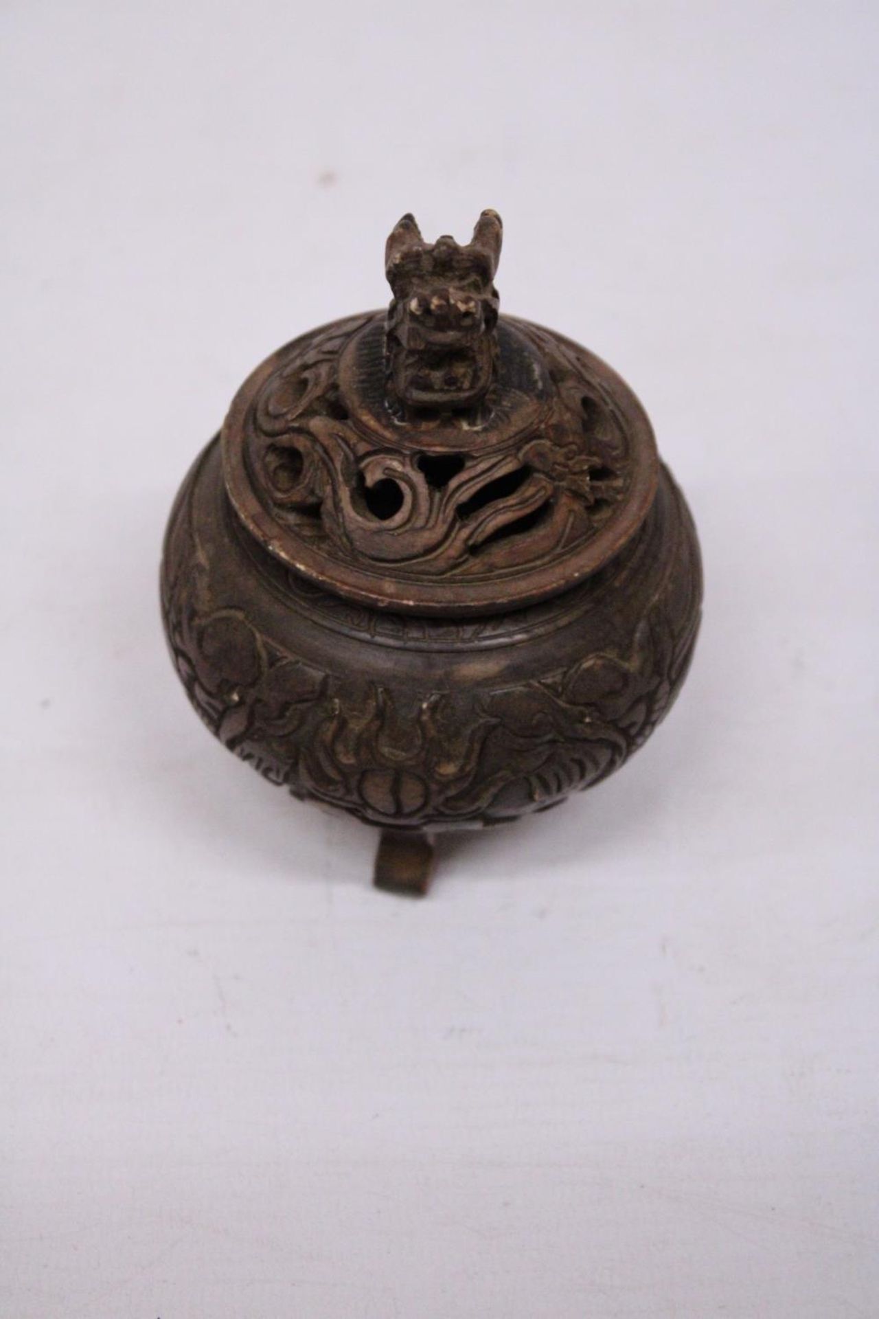 A METAL (POSSIBLY BRONZE) TRIPOD INCENSE HOLDER WITH FOO DOG FINIAL - Image 6 of 9