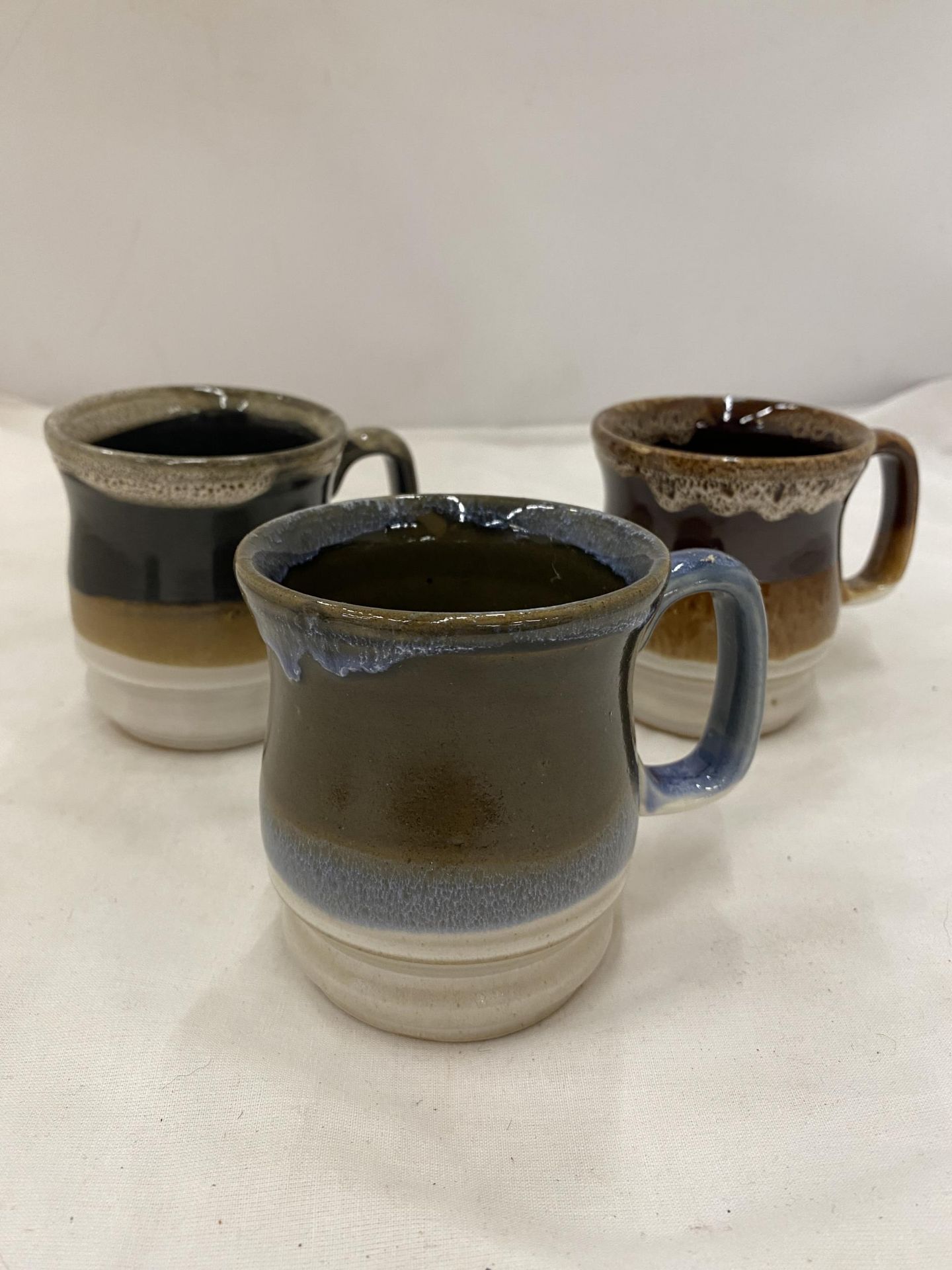 A QUANTITY OF POTTERY TO INCLUDE DRIP GLAZE STUDIO POTTERY MUGS, LARGE TWIN HANDLED GLAZED CRACKLE - Image 9 of 11