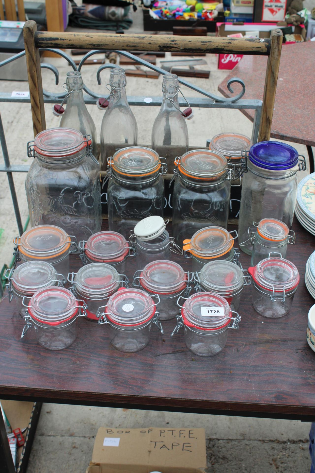 A LARGE QUANTITY OF KILNER JARS AND BOTTLES TO INCLUDE A BOTTLE STAND