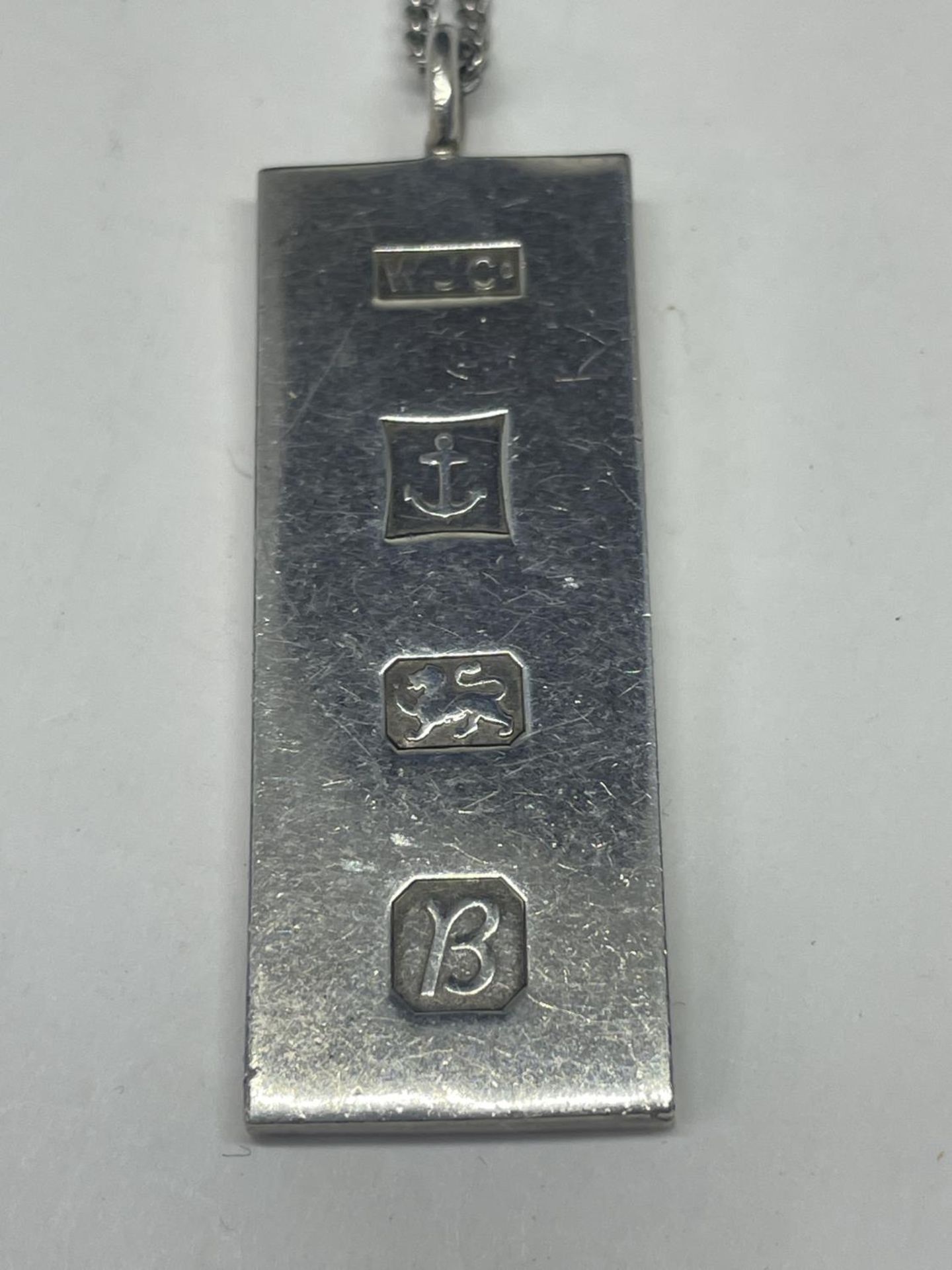 A SILVER INGOT NECKLACE - Image 2 of 3