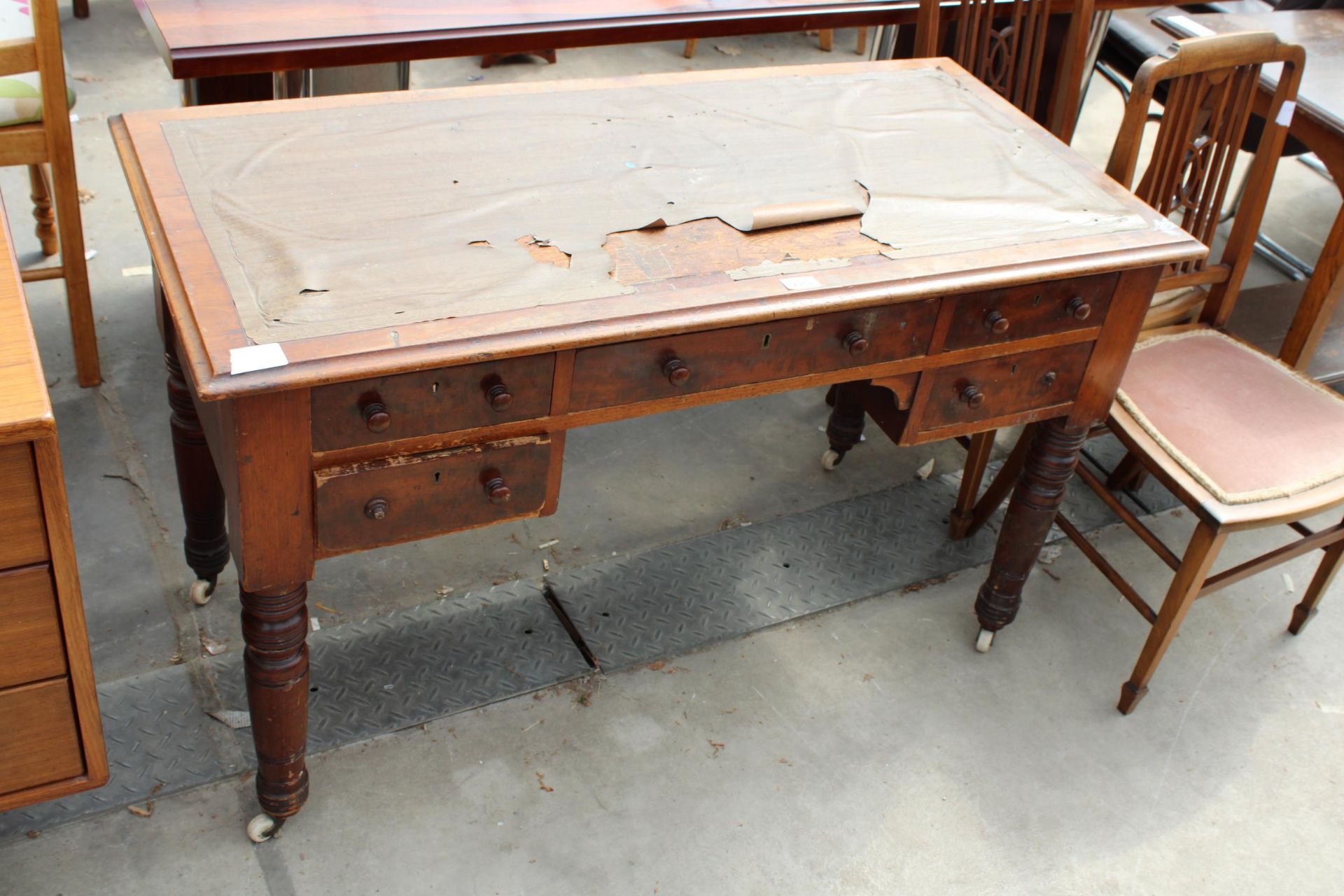 A VICTORIAN MAHOGANY KNEE-HOLE DESK ON TURNED LEGS, 45" X 22"