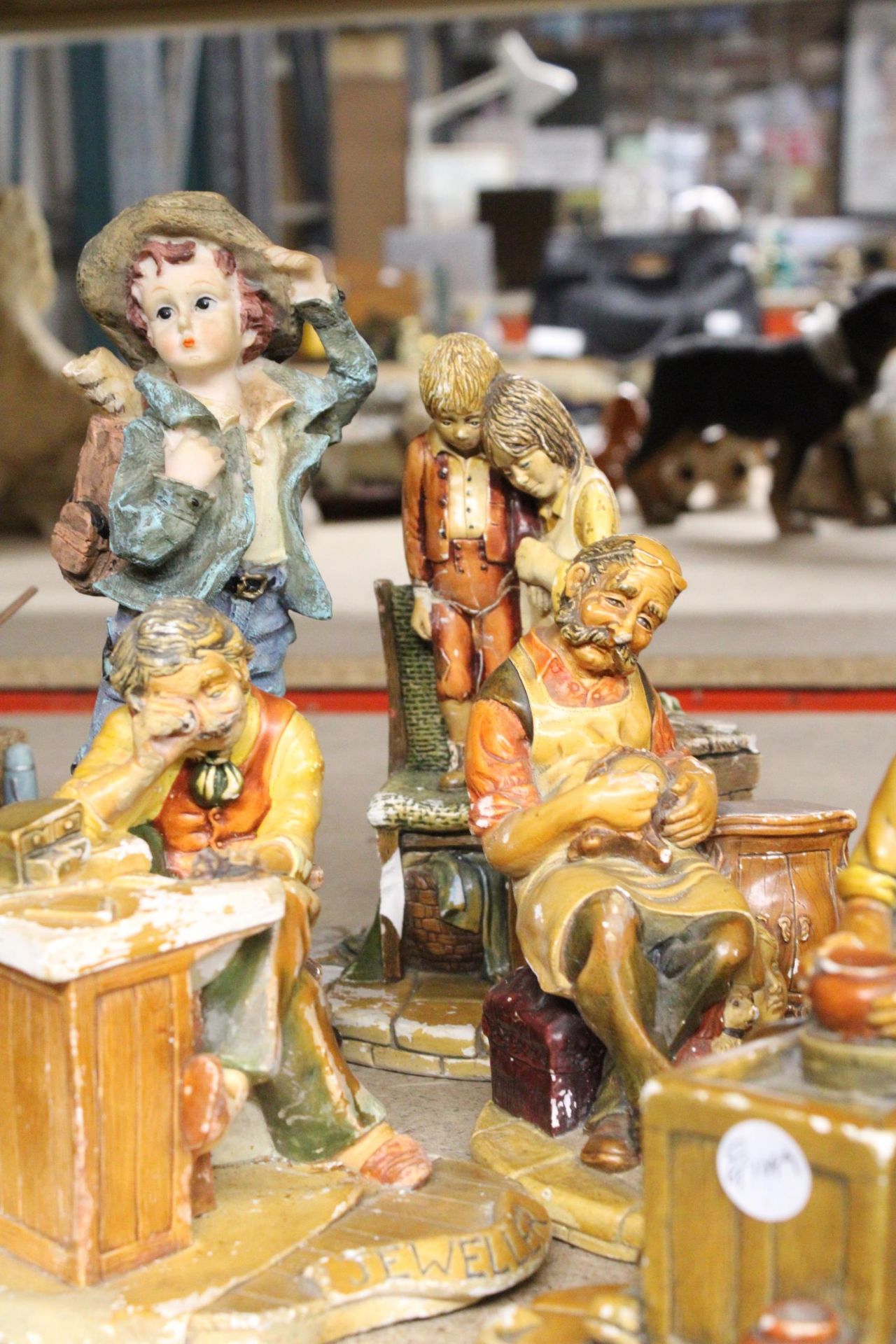A QUANTITY OF EIGHT VINTAGE FIGURES TO INCLUDE CHALKWARE, ETC - Image 5 of 7