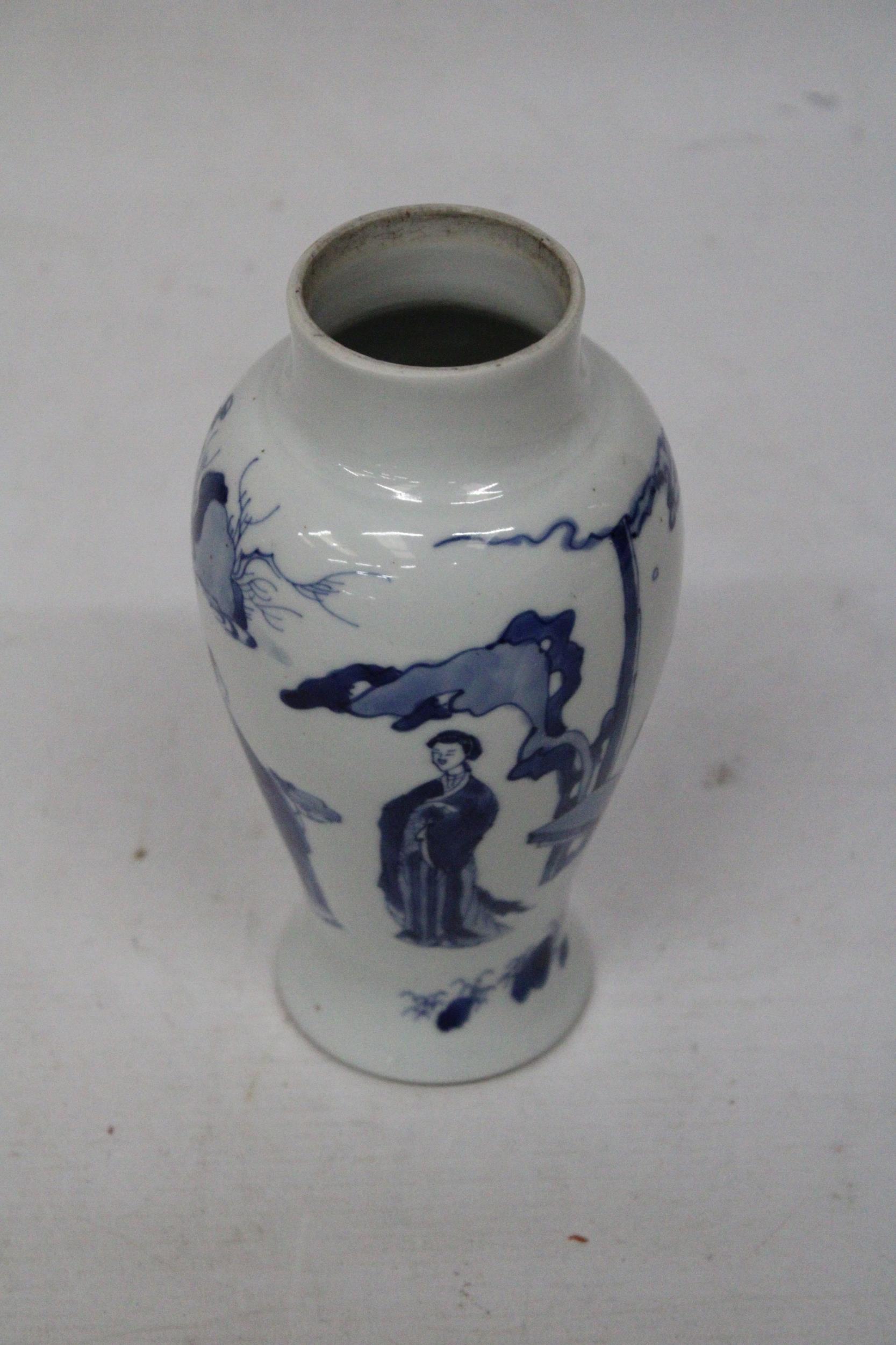 A CHINESE KANGXI PERIOD (1661 - 1722) BLUE AND WHITE PORCELAIN VASE HEIGHT 19CM - Image 5 of 7