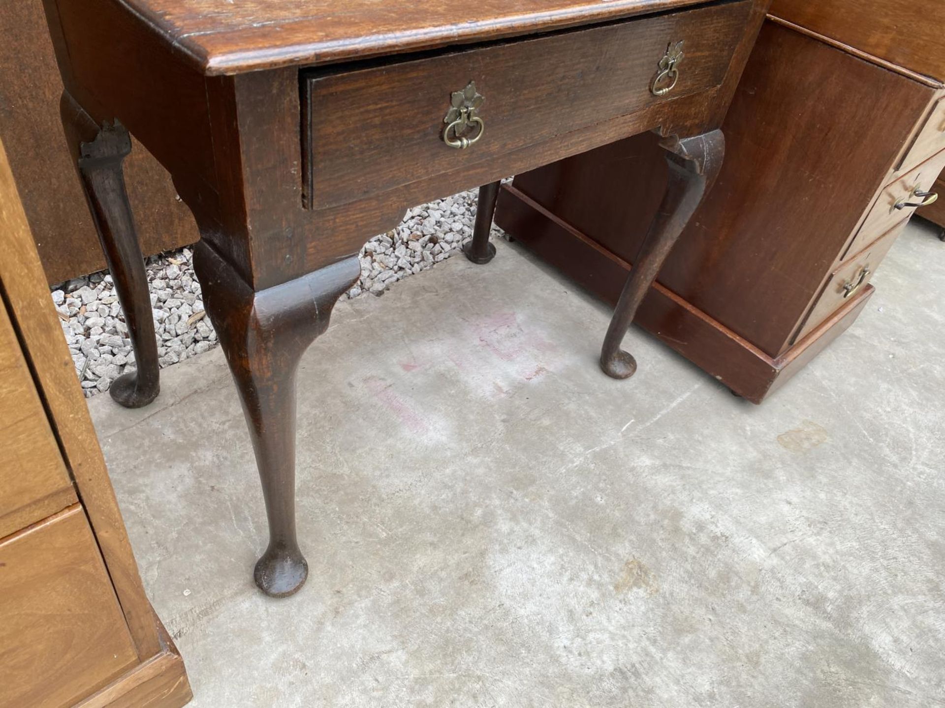 A GEORGE III OAK SIDE TABLE WITH SINGLE DRAWER ON CABRIOLE LEGS, 30" WIDE - Image 3 of 4