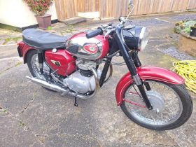 A 1964 BSA 500 TWIN MOTORCYCLE - ON A V5C, VENDOR STATES GOOD STARTER AND RUNNER, FROM A PRIVATE
