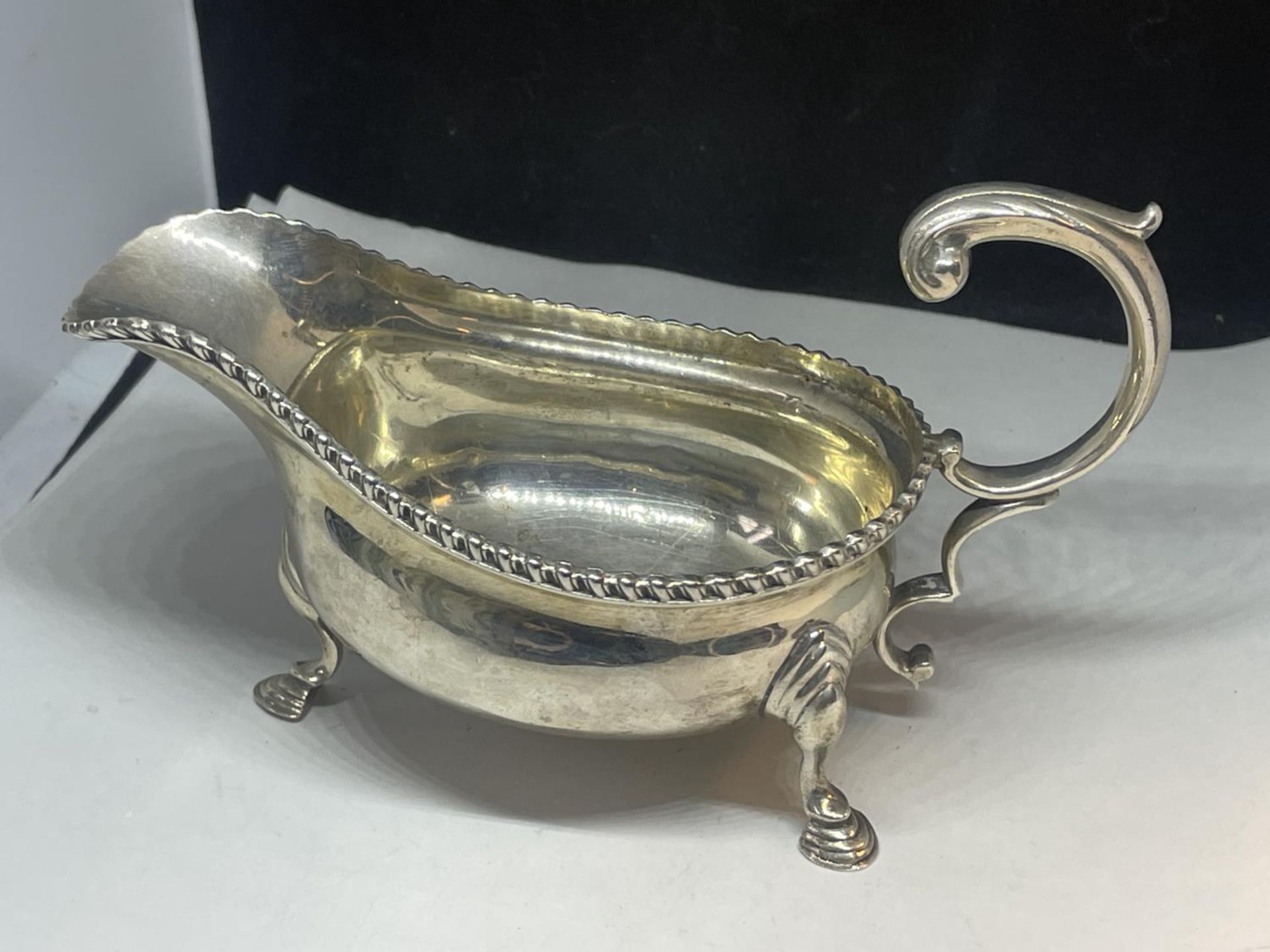 A BOODLE AND DUNTHORNE HALLMARKED CHESTER SILVER SAUCE BOAT GROSS WEIGHT 145.1 GRAMS - Image 3 of 4