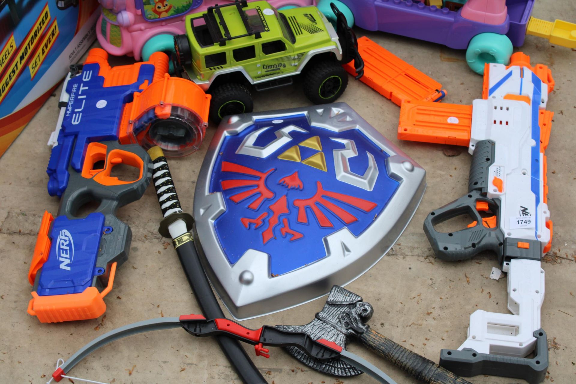 A LARGE ASSORTMENT OF TOYS TO INCLUDE NERF GUNS AND HOT WHEELS ETC - Image 3 of 7