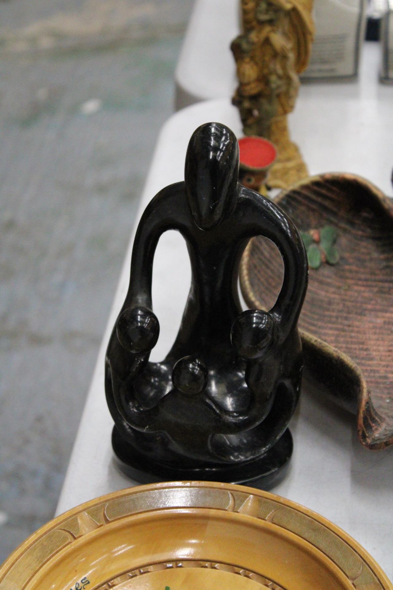 A MIXED LOT TO INCLUDE A PAIR OF VINTAGE HAND DECORATED CHINESE ORIENTAL STATUES PLUS A ONYX AFRICAN - Image 3 of 6