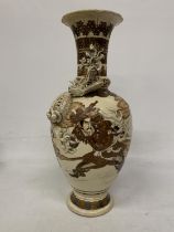 A LARGE 19TH CENTURY JAPANESE SATSUMA VASE DECORATED WITH SAMURAI WARRIORS AND DRAGON DETAIL -