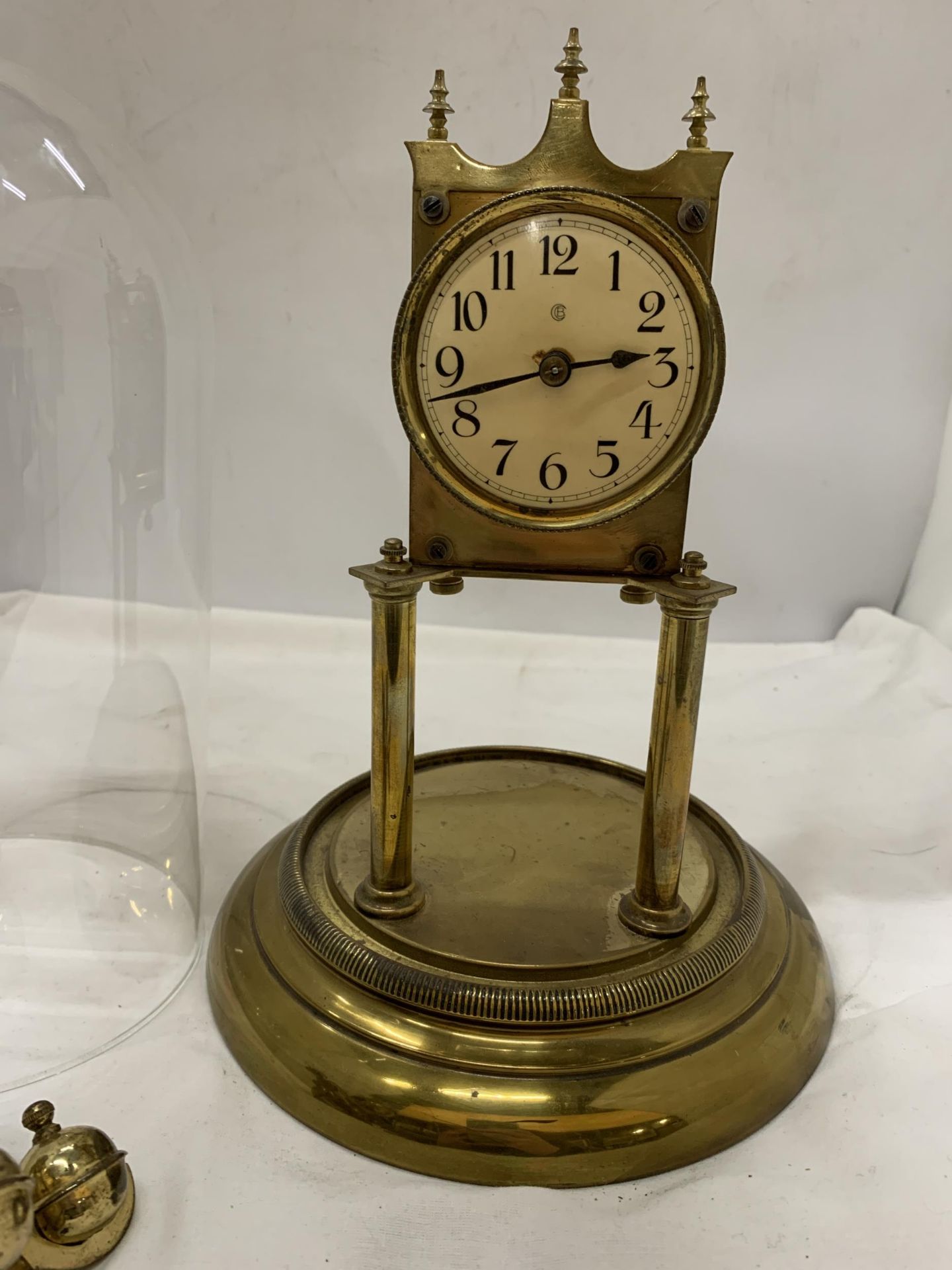 AN EARLY 20TH CENTURY ANNIVERSARY CLOCK WITH GLASS DOME - APPROXIMATELY 29CM - Image 3 of 8