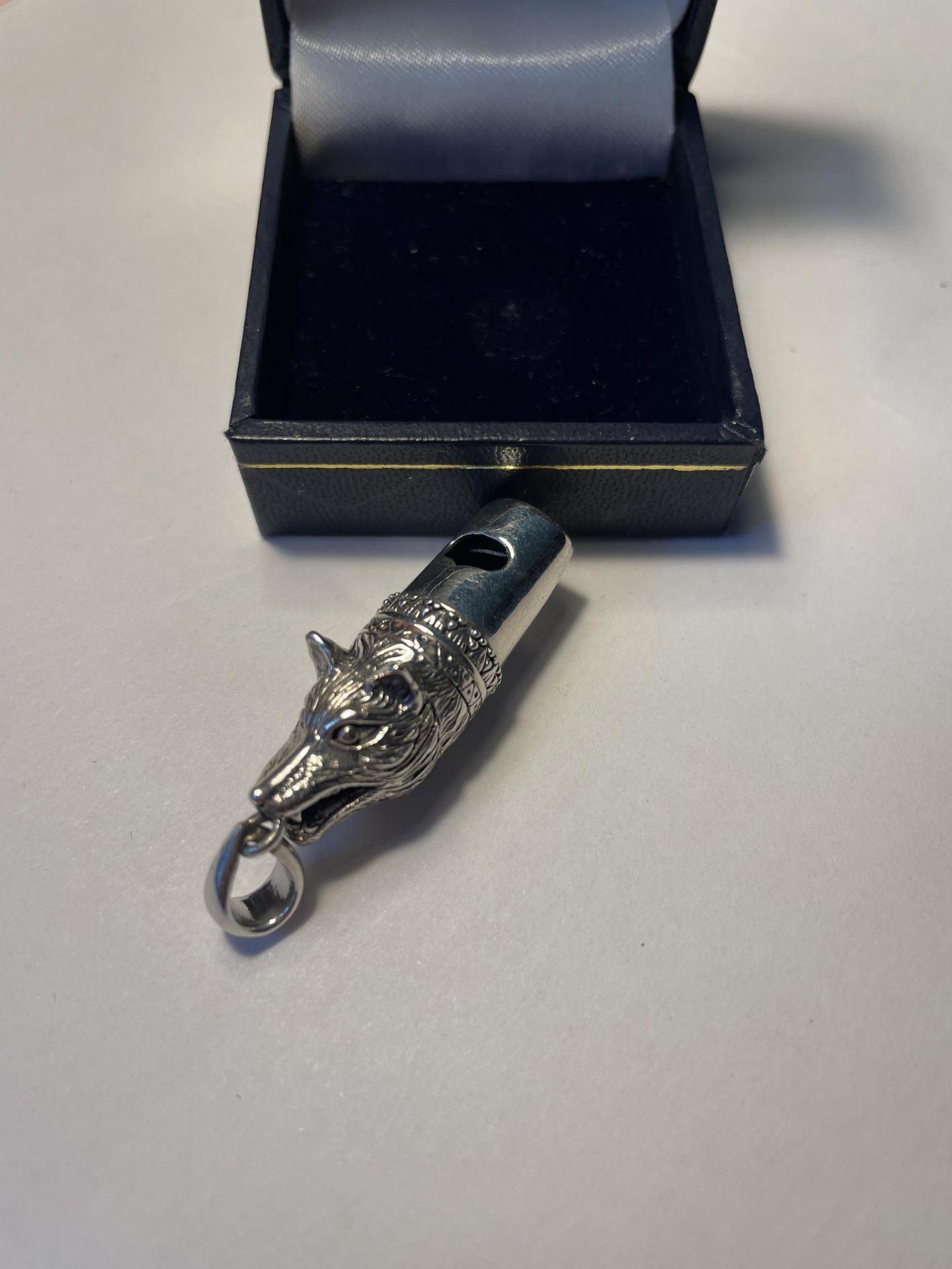 A MARKED 925 SILVER WHISTLE PENDANT IN THE FORM OF FOXES HEAD WITH PRESENTATION BOX