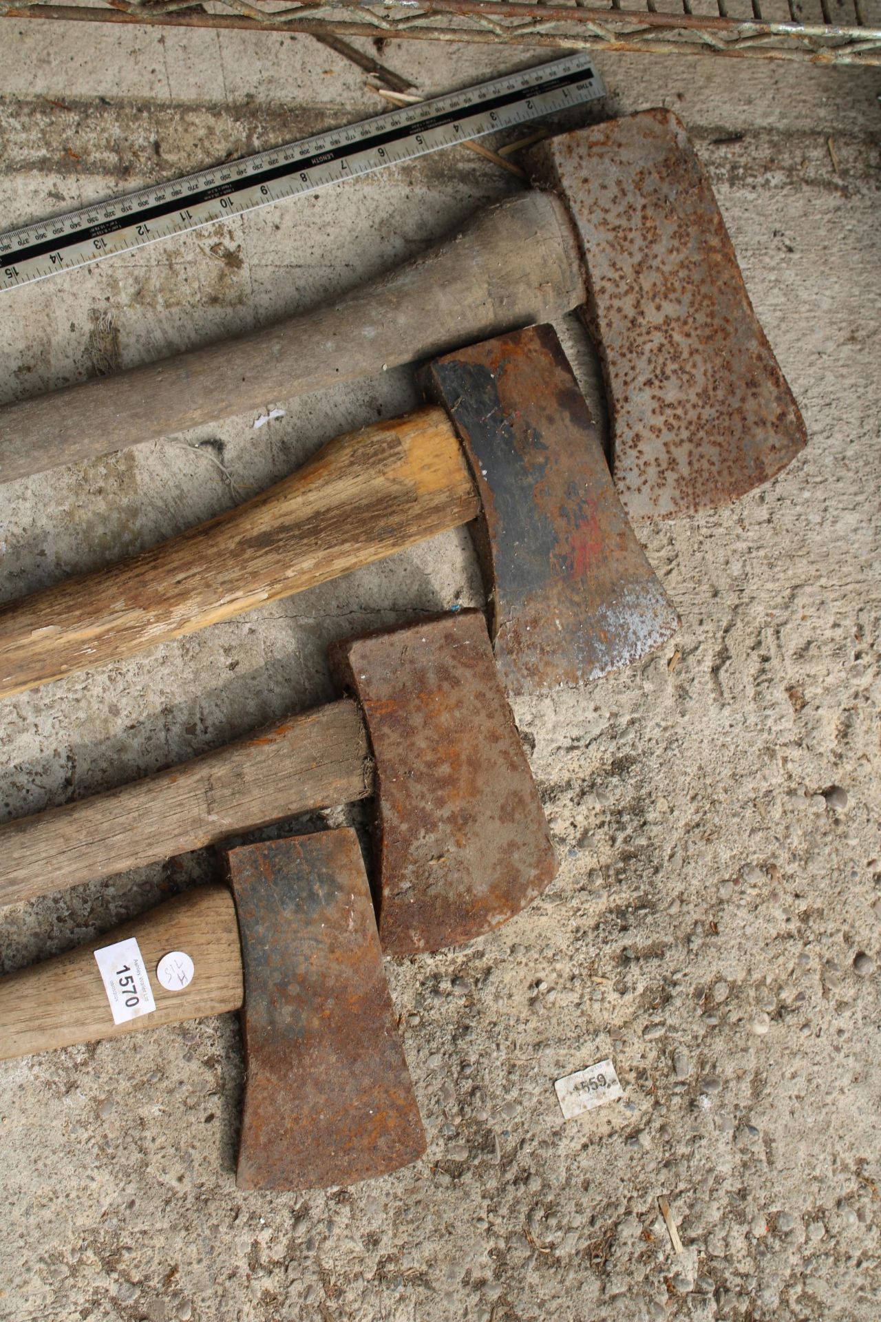 FOUR VARIOUS LARGE WOOD SPLITTING AXES - Image 2 of 2
