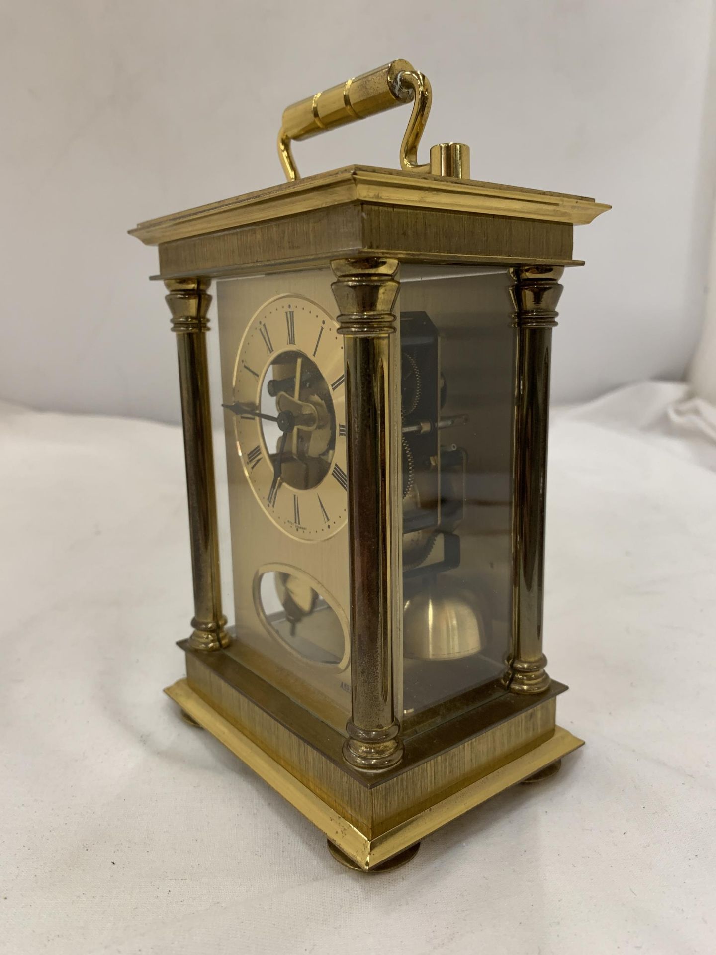 AN 'ANSTEY WILSON' MECHANICAL CARRIAGE CLOCK, WITH PRESENTATION PLAQUE TO THE BACK - Image 7 of 8