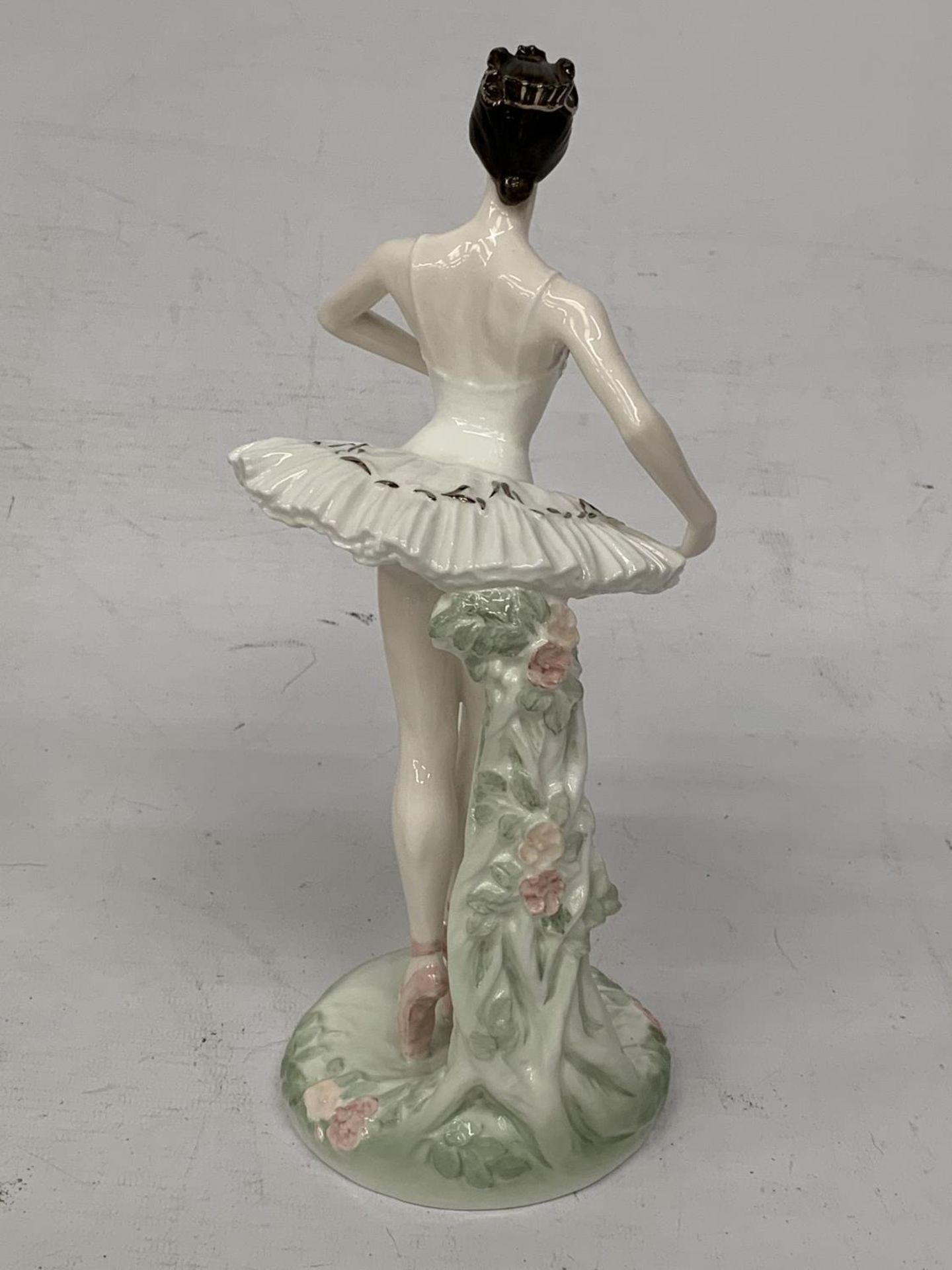 A COALPORT FIGURINE "DAME BERYL GREY" FROM THE ROYAL ACADEMY OF DANCING COLLECTION CELEBRATING THE - Image 3 of 5