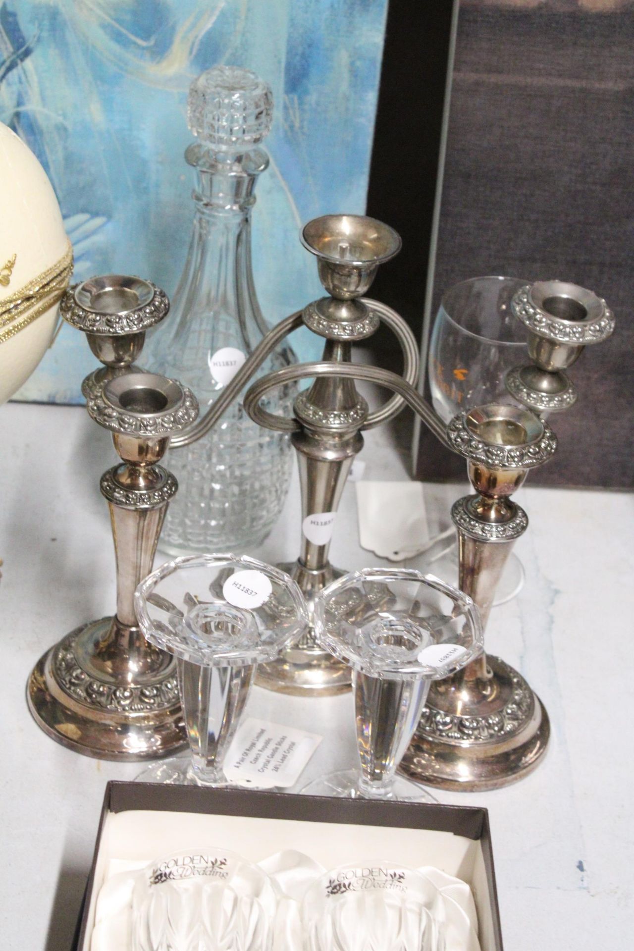 AN ASSORTMENT OF ITEMS TO INCLUDE A PAIR OF ROYAL LIMITED CZECH REPUBLIC CRYSTAL CANDLE STICKS, - Image 3 of 5