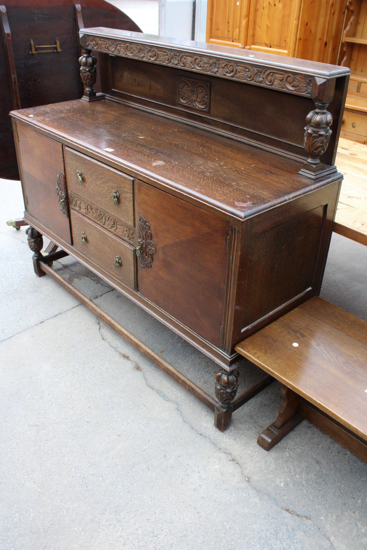 A MID 20TH CENTURY OAK SIDEBOARD WITH RAISED BACK, PINEAPPLE COLUMNS AND FRONT LEGS, LABELLED A. - Image 2 of 8