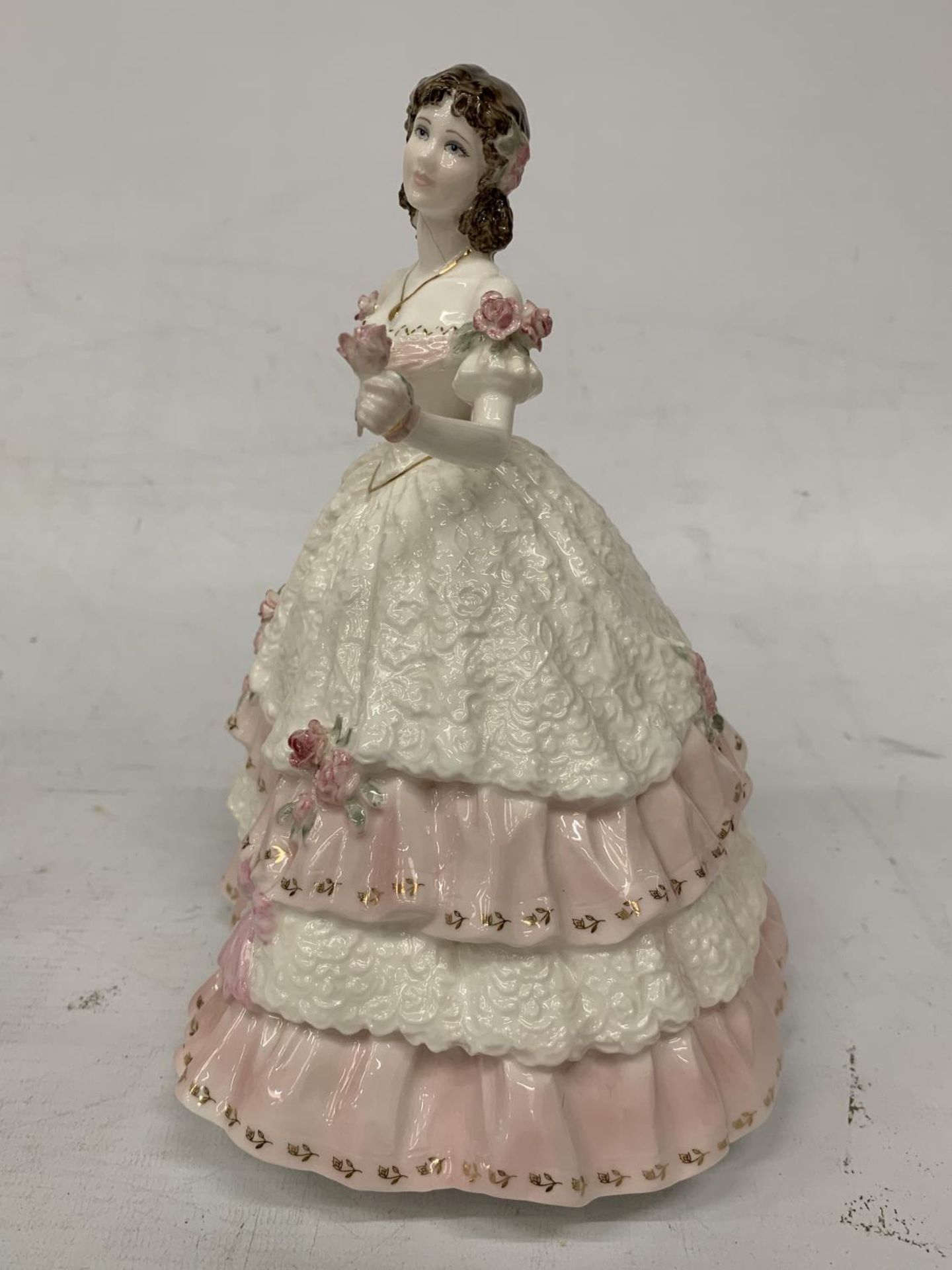 A COALPORT FIGURINE "OLIVIA" COALPORT HEIRLOOM FIGURINE OF THE YEAR 1997 ISSUED STRICTLY TO 1997 - Image 2 of 5