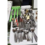 A LARGE QUANTITY OF FLATWARE TO INCLUDE A THREE PIECE KNIFE SET