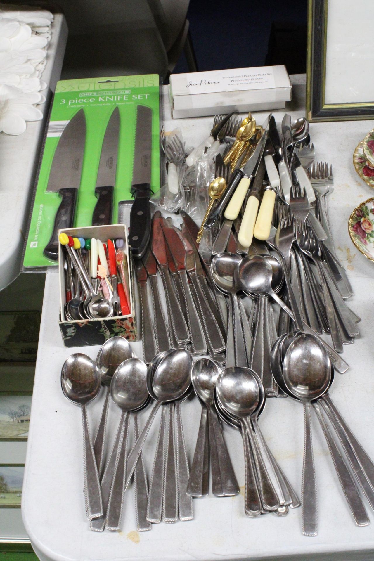 A LARGE QUANTITY OF FLATWARE TO INCLUDE A THREE PIECE KNIFE SET