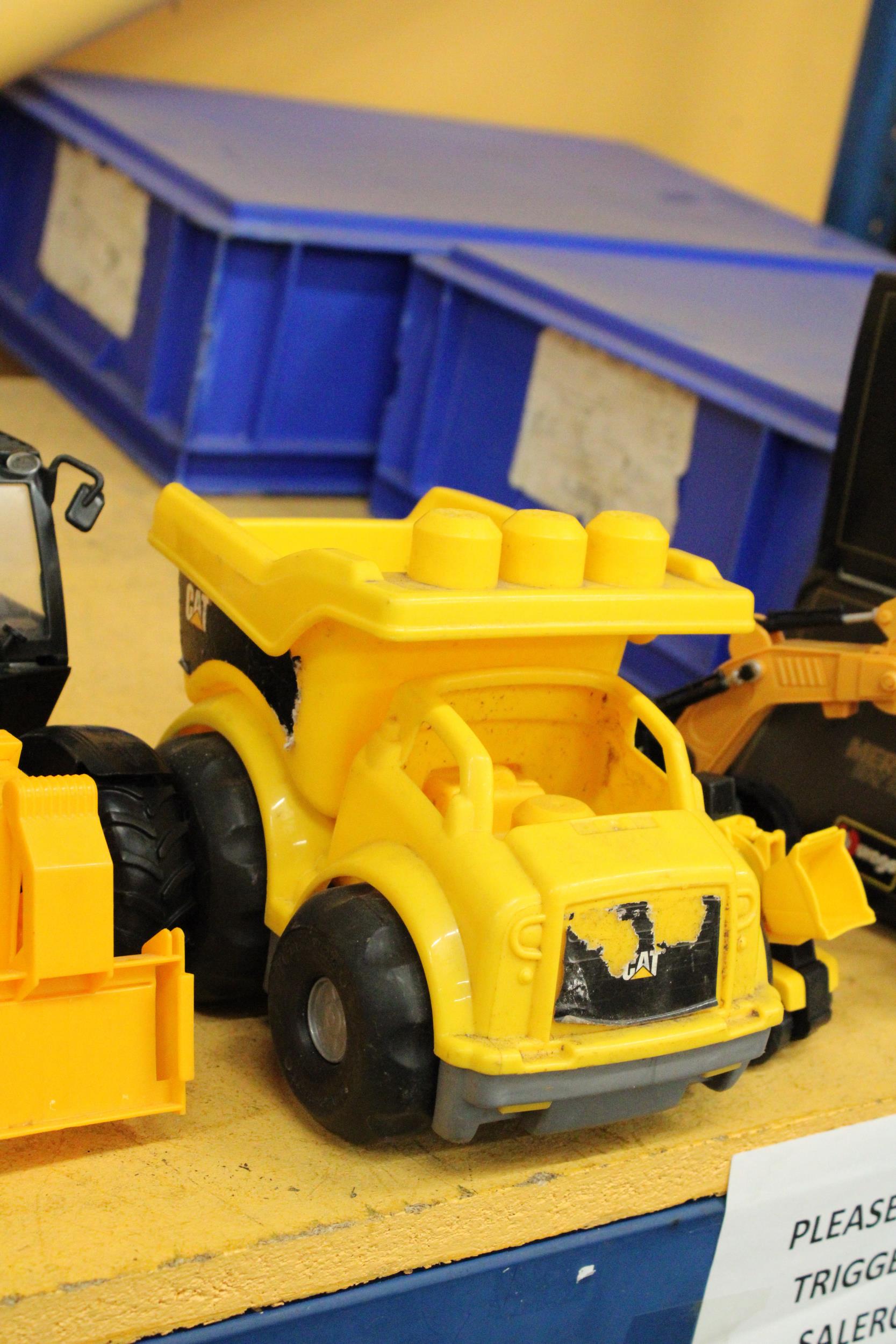 FIVE CAT AND JCB TOY VEHICLES - Image 3 of 5